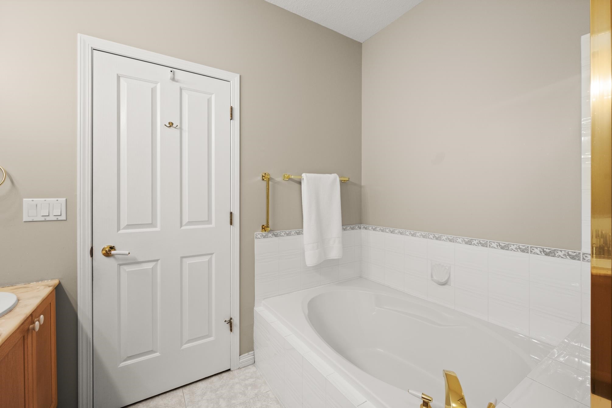 









2533


152

Street, 72,
Surrey,




BC
V4P 1N4

