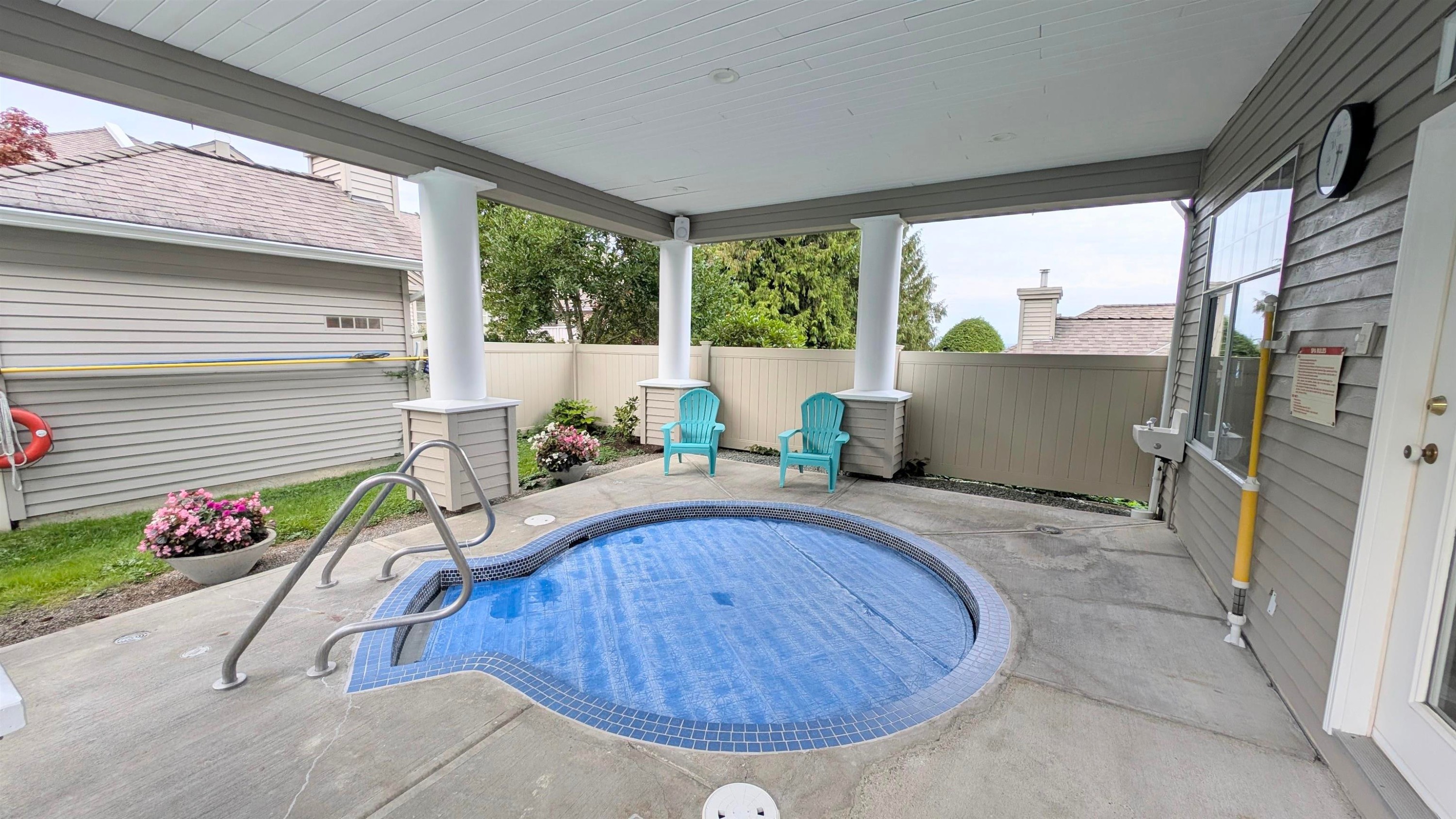 









2533


152

Street, 72,
Surrey,




BC
V4P 1N4

