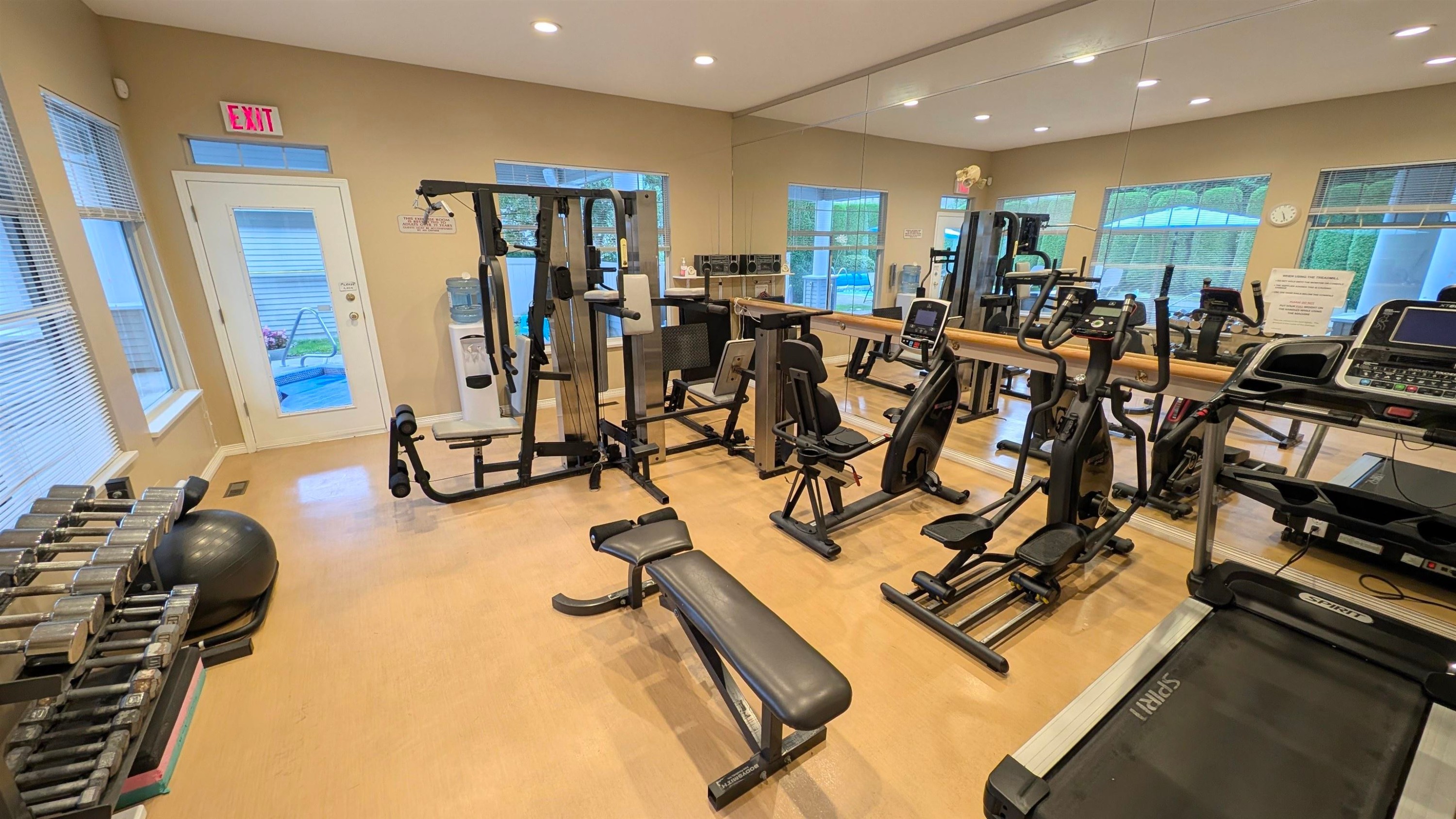 









2533


152

Street, 72,
Surrey,




BC
V4P 1N4

