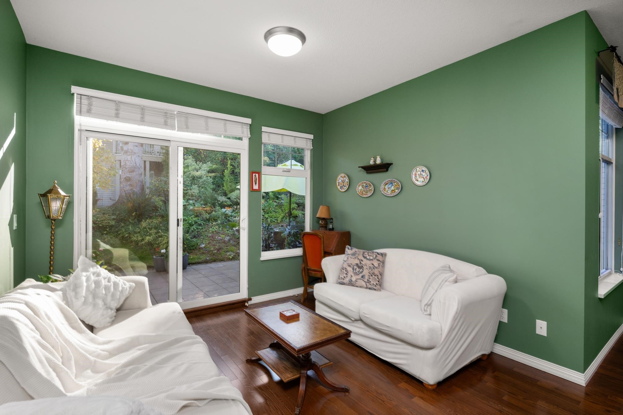 









2533


152

Street, 72,
Surrey,




BC
V4P 1N4

