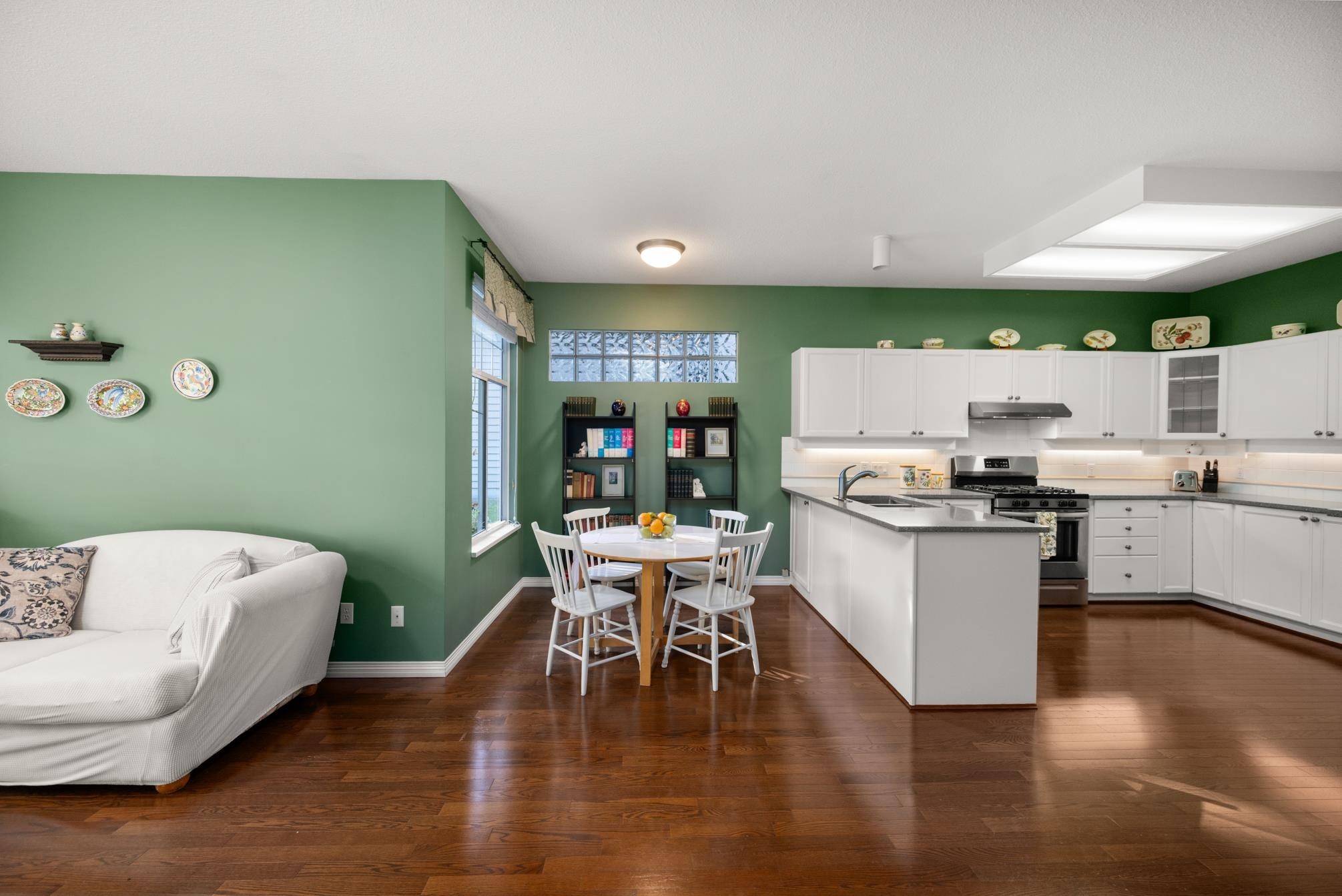 









2533


152

Street, 72,
Surrey,




BC
V4P 1N4

