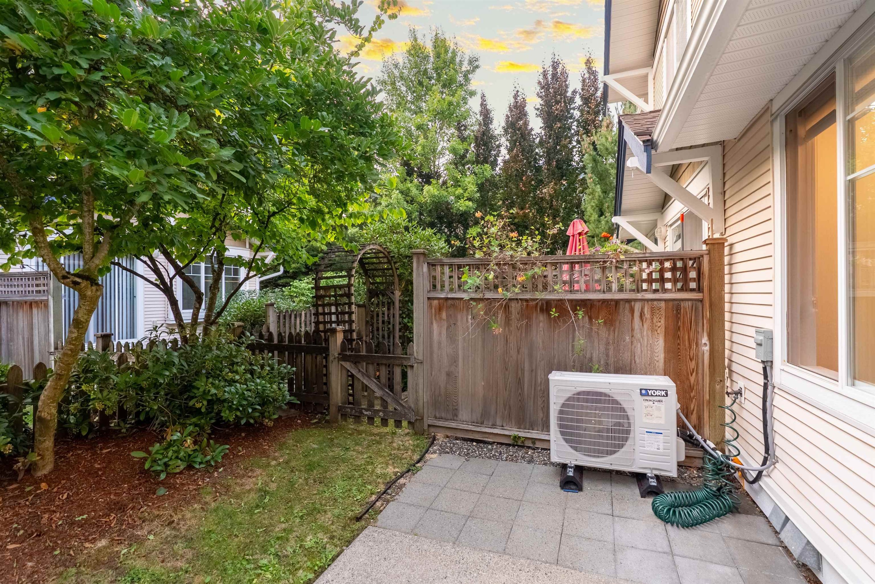 









6533


121

Street, 56,
Surrey,




BC
V3W 1M5

