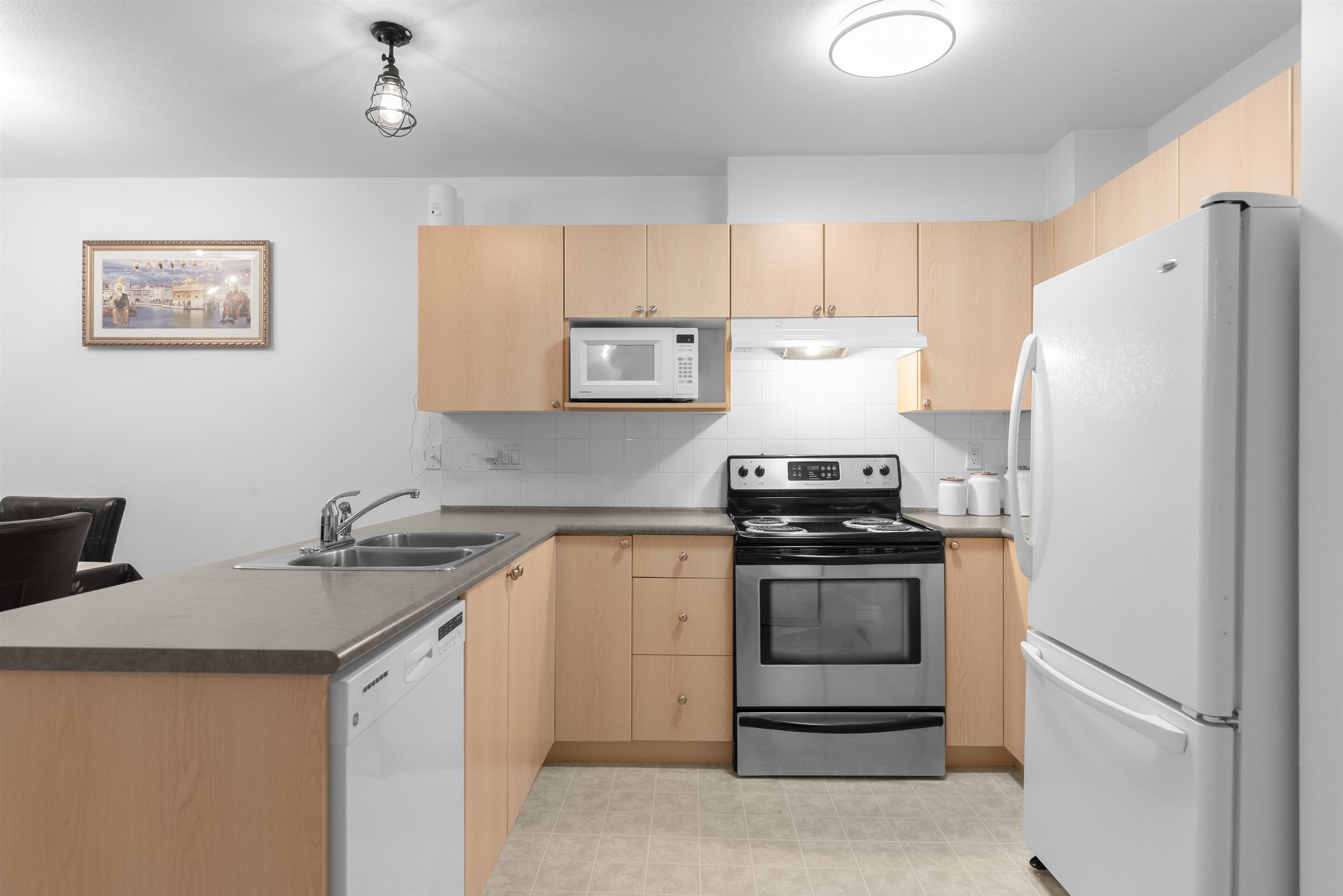 









6533


121

Street, 56,
Surrey,




BC
V3W 1M5

