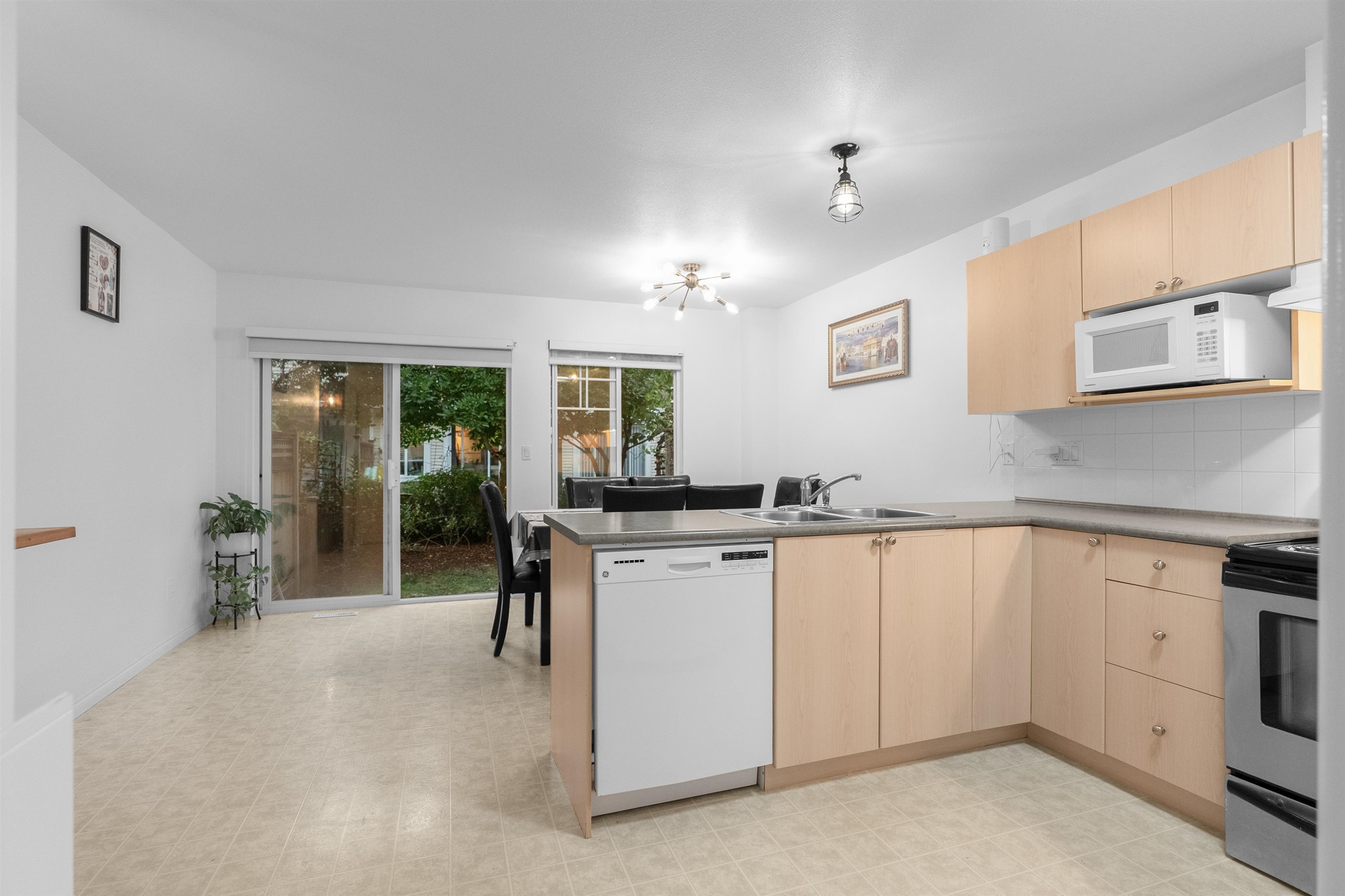 









6533


121

Street, 56,
Surrey,




BC
V3W 1M5

