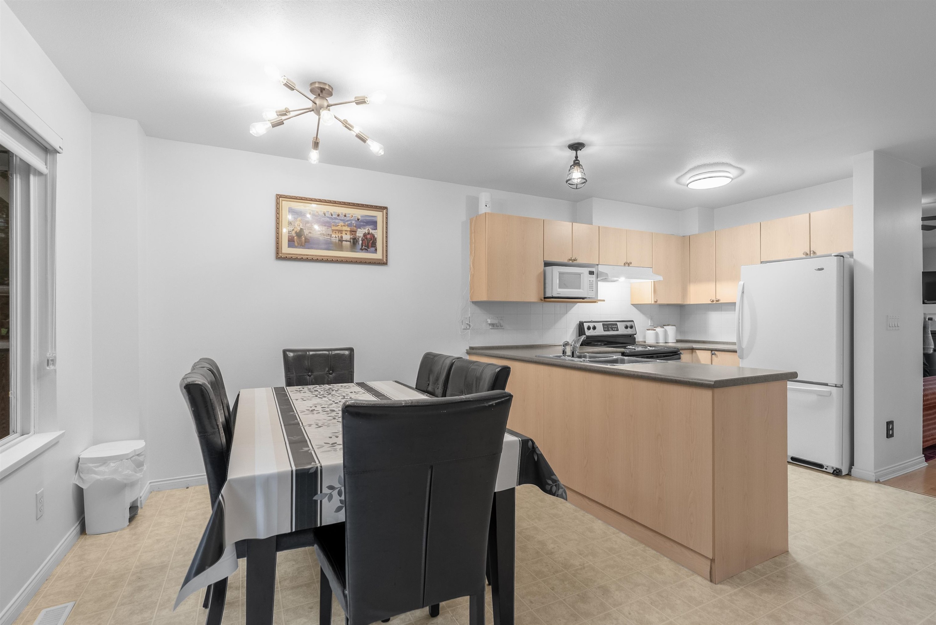 









6533


121

Street, 56,
Surrey,




BC
V3W 1M5

