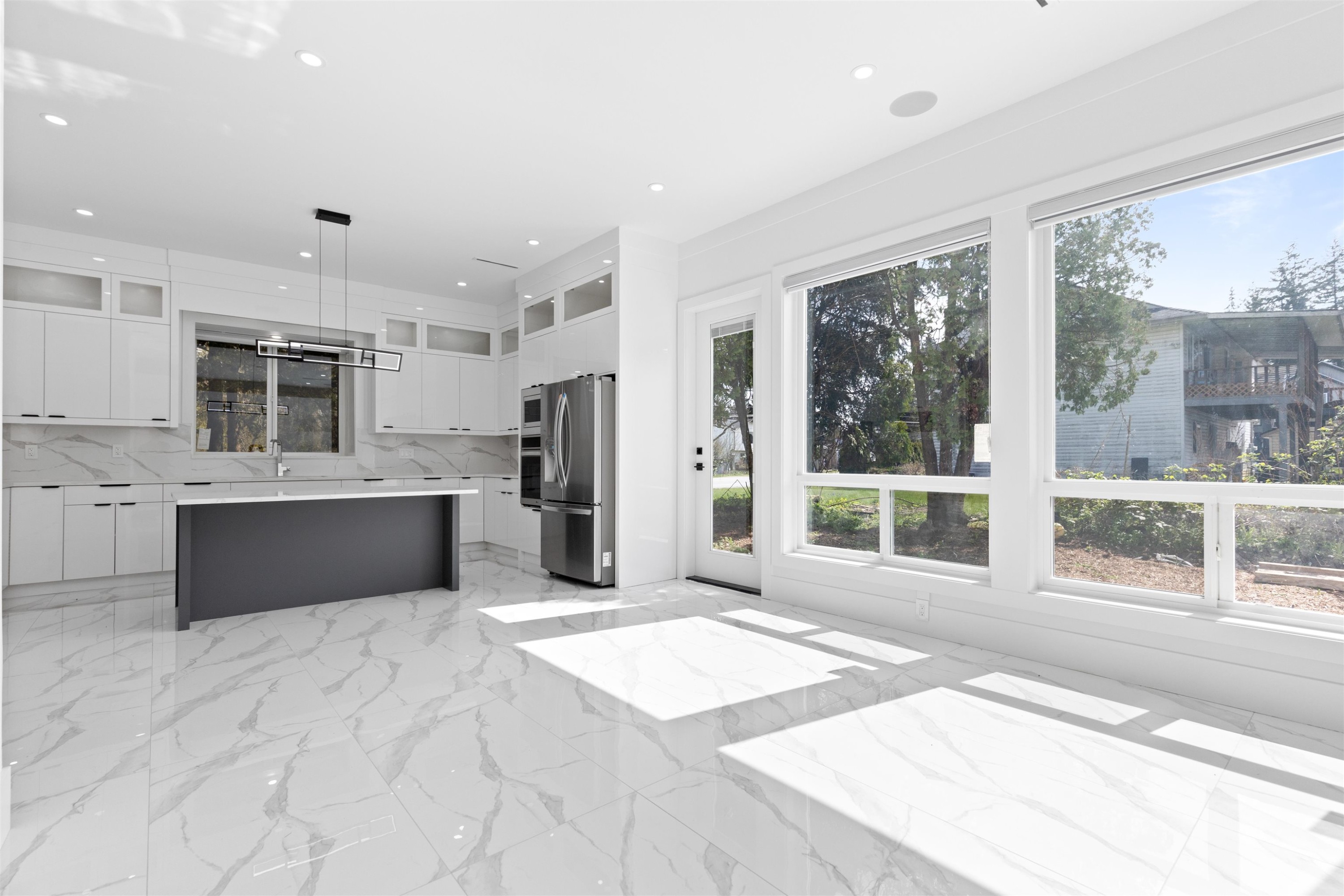 









15584


89b

Avenue,
Surrey,




BC
V3R 4K9

