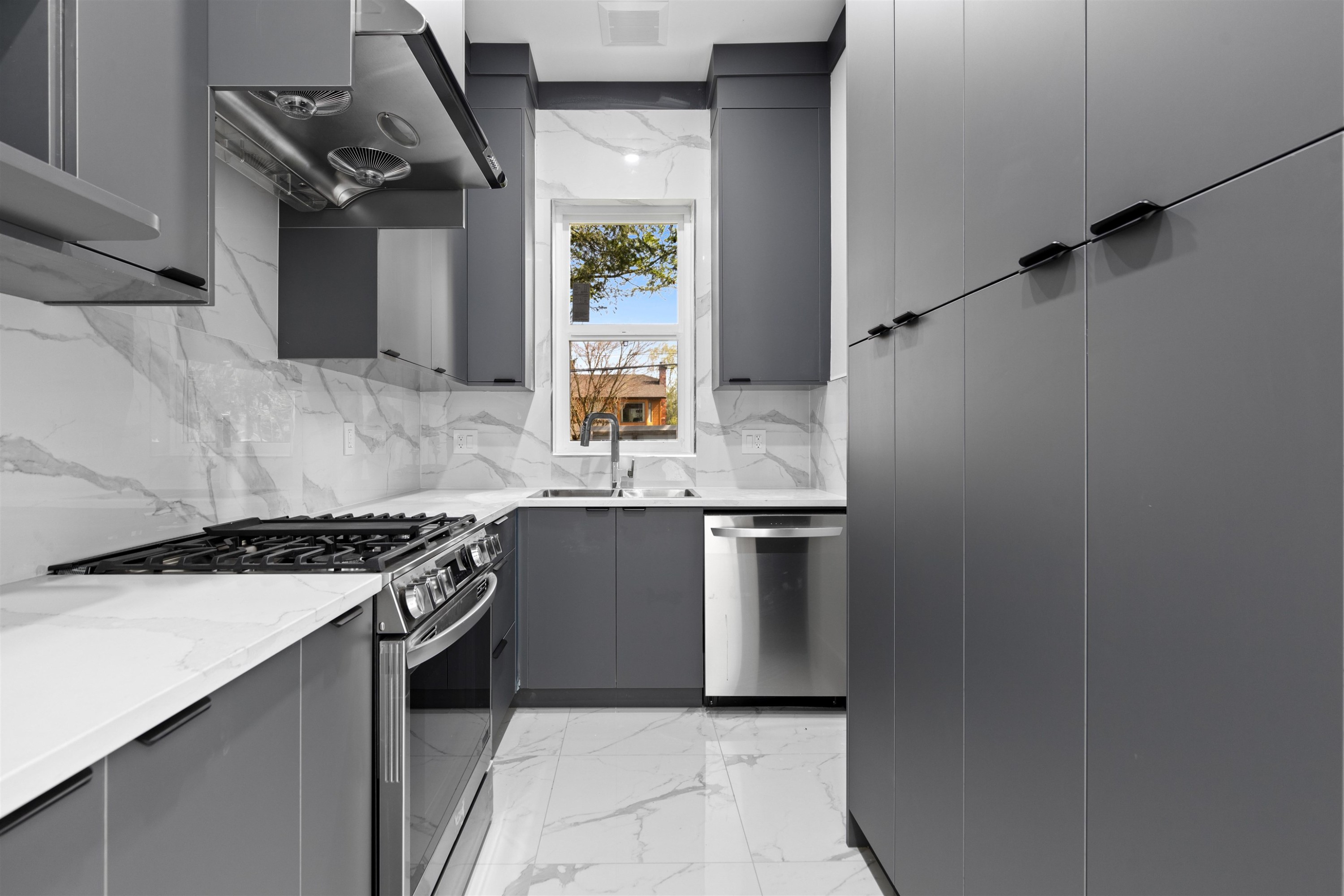 









15584


89b

Avenue,
Surrey,




BC
V3R 4K9

