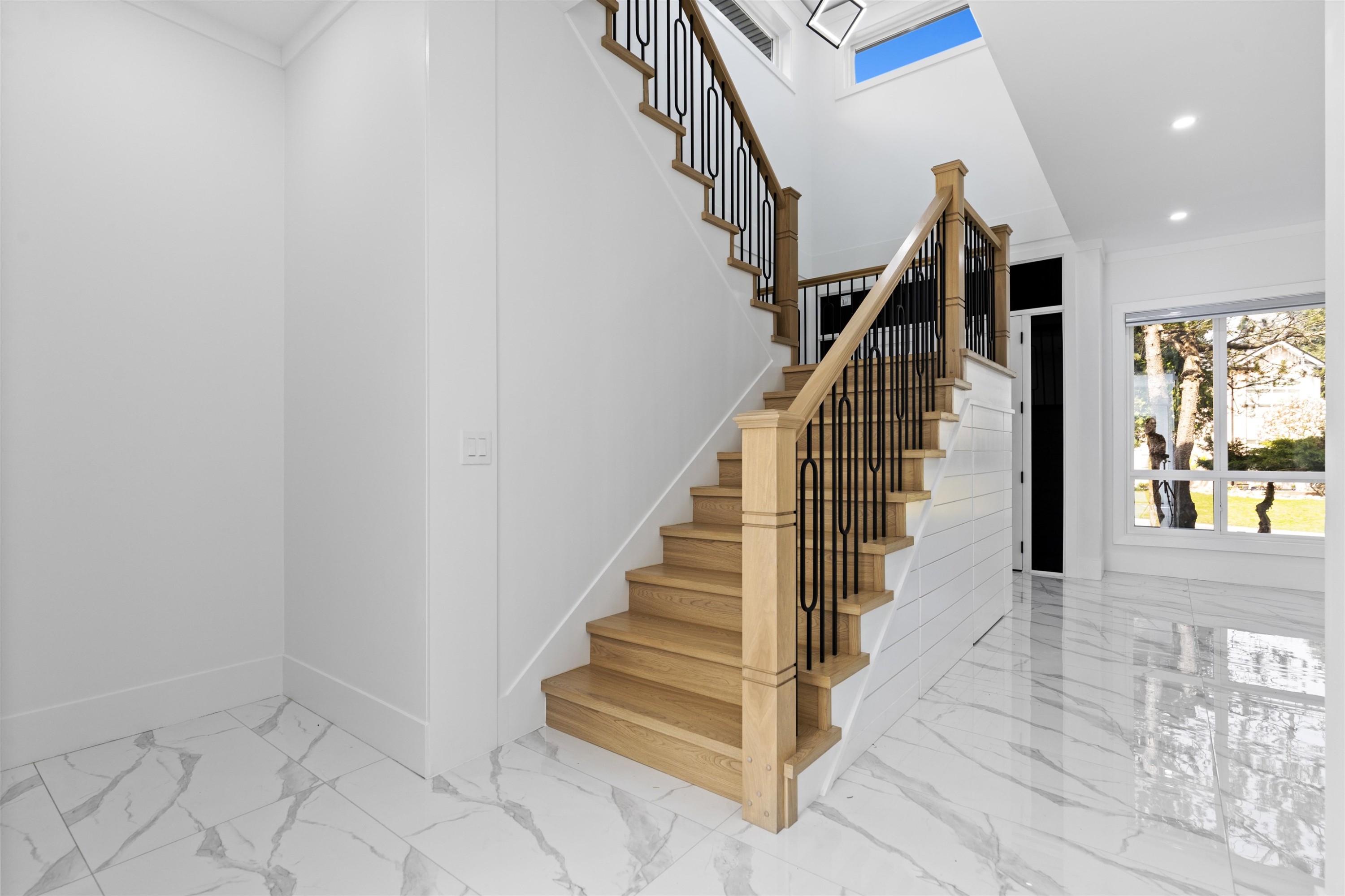 









15584


89b

Avenue,
Surrey,




BC
V3R 4K9

