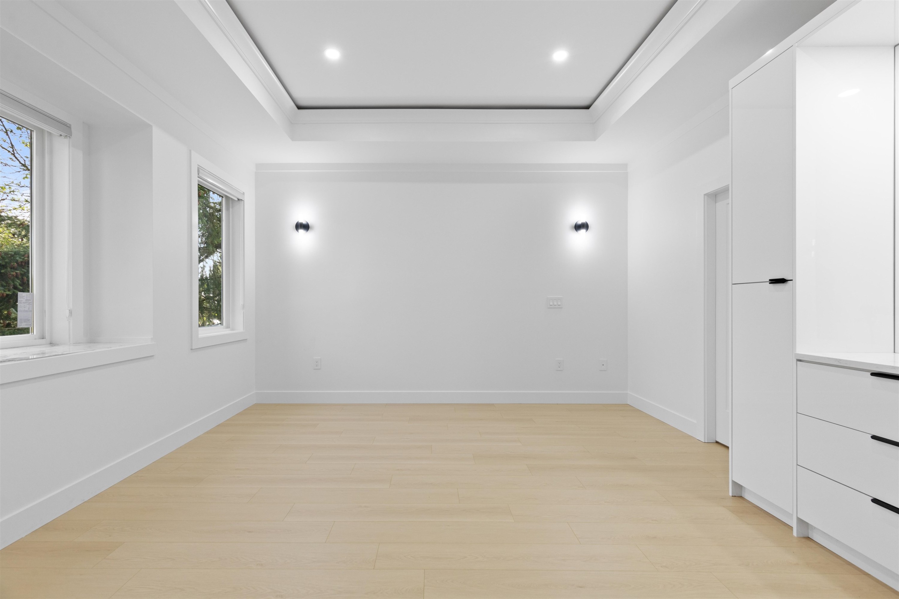 









15584


89b

Avenue,
Surrey,




BC
V3R 4K9

