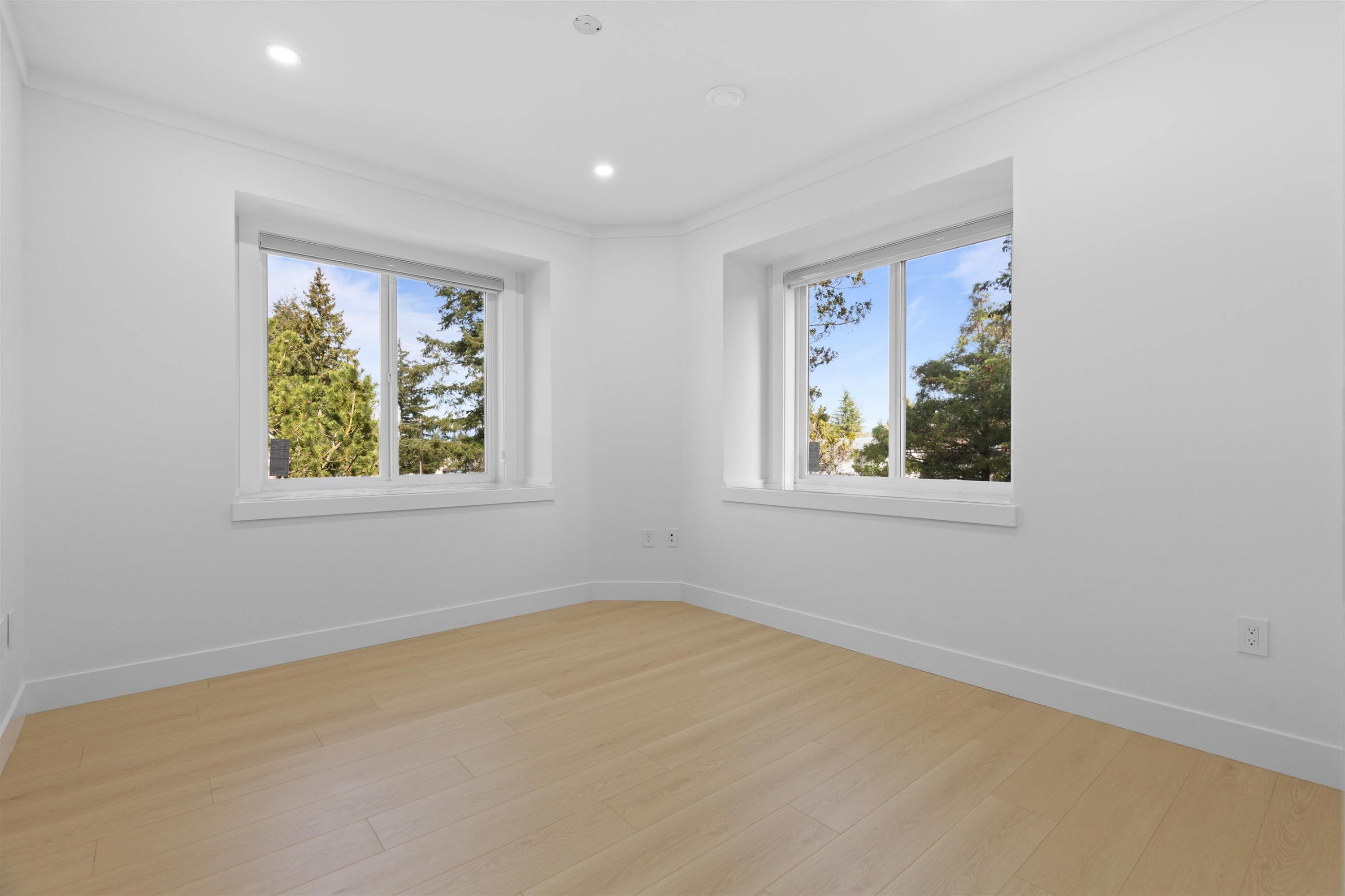 









15584


89b

Avenue,
Surrey,




BC
V3R 4K9

