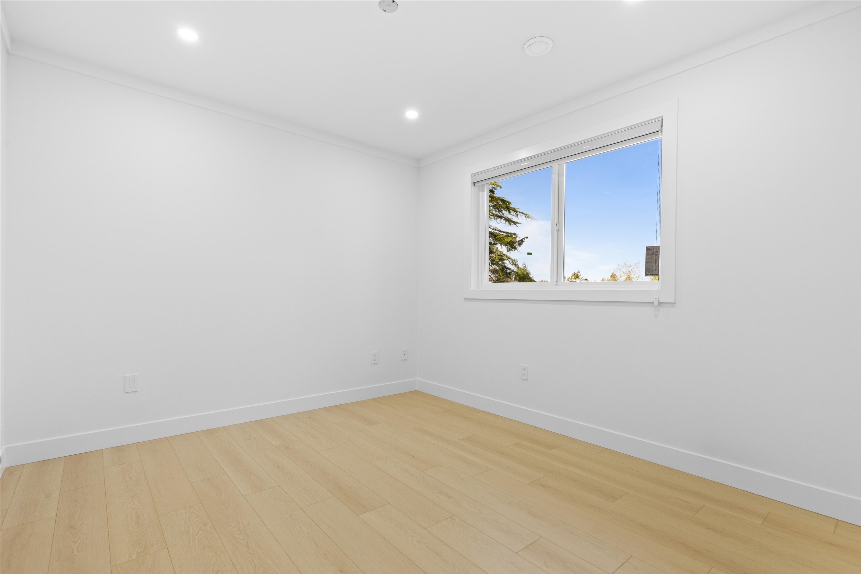 









15584


89b

Avenue,
Surrey,




BC
V3R 4K9

