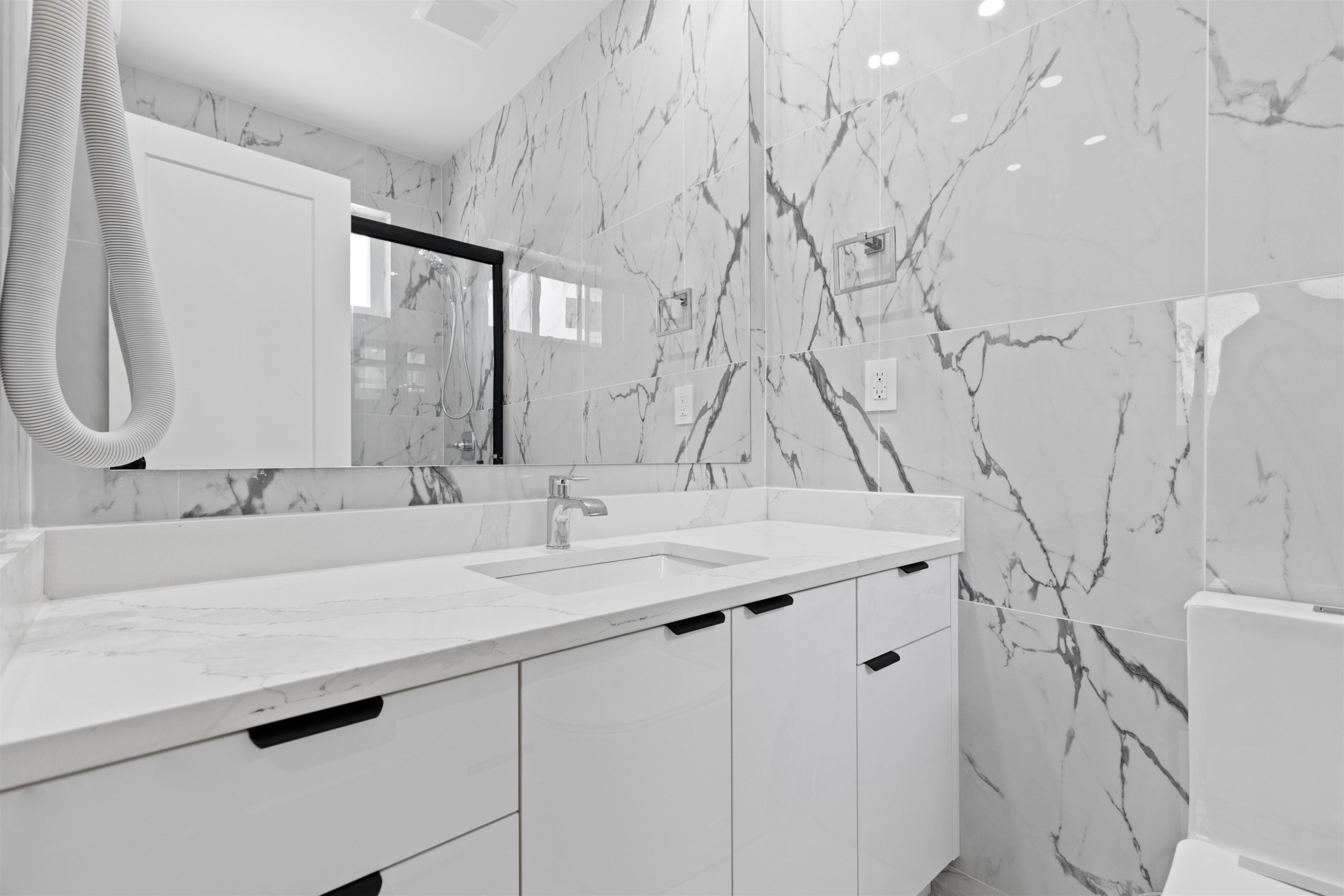 









15584


89b

Avenue,
Surrey,




BC
V3R 4K9

