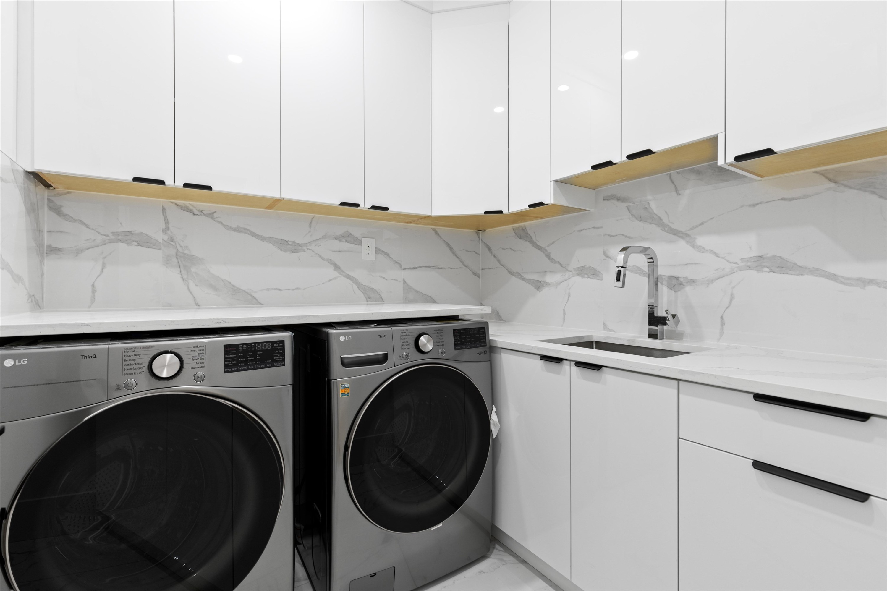 









15584


89b

Avenue,
Surrey,




BC
V3R 4K9

