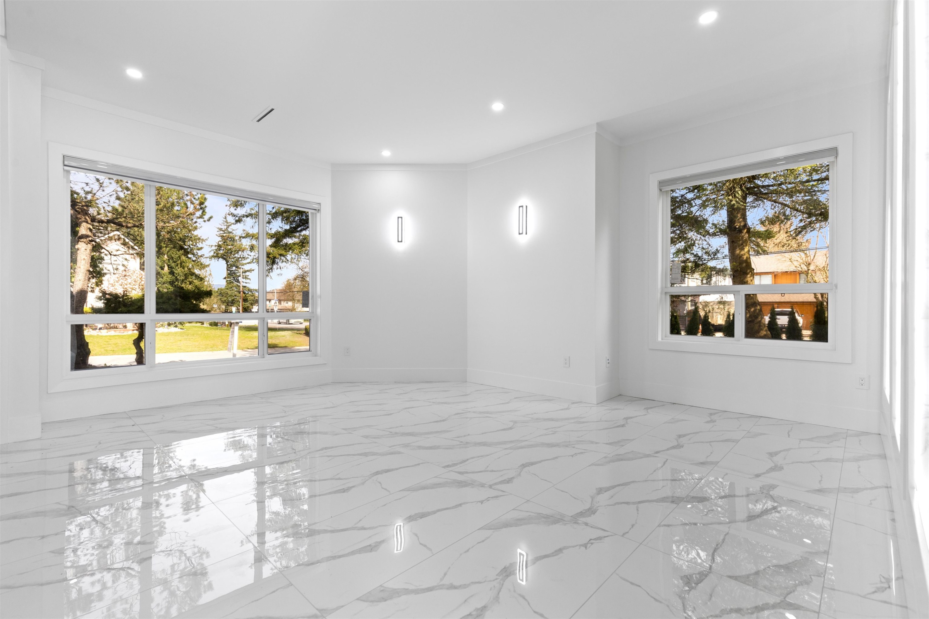 









15584


89b

Avenue,
Surrey,




BC
V3R 4K9

