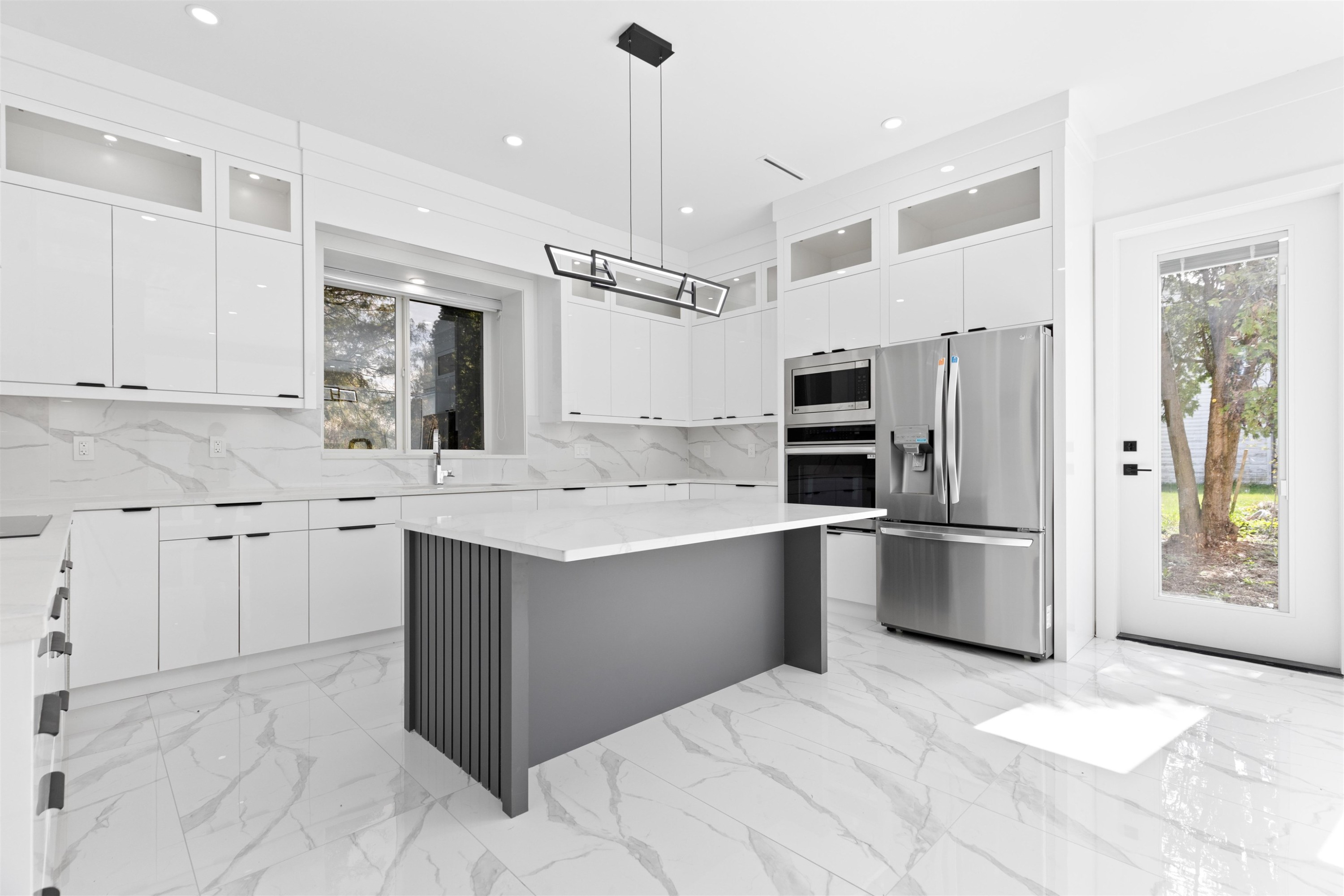 









15584


89b

Avenue,
Surrey,




BC
V3R 4K9

