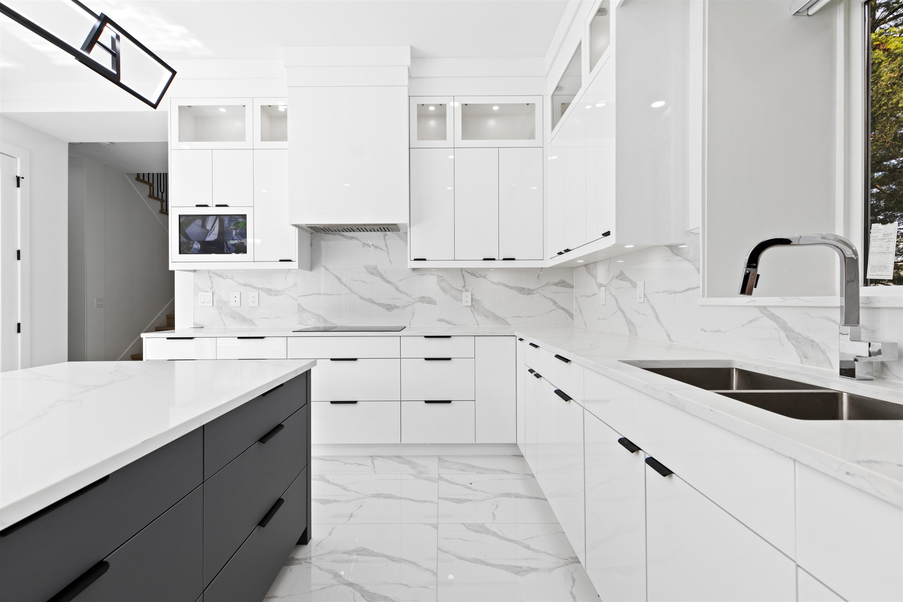 









15584


89b

Avenue,
Surrey,




BC
V3R 4K9

