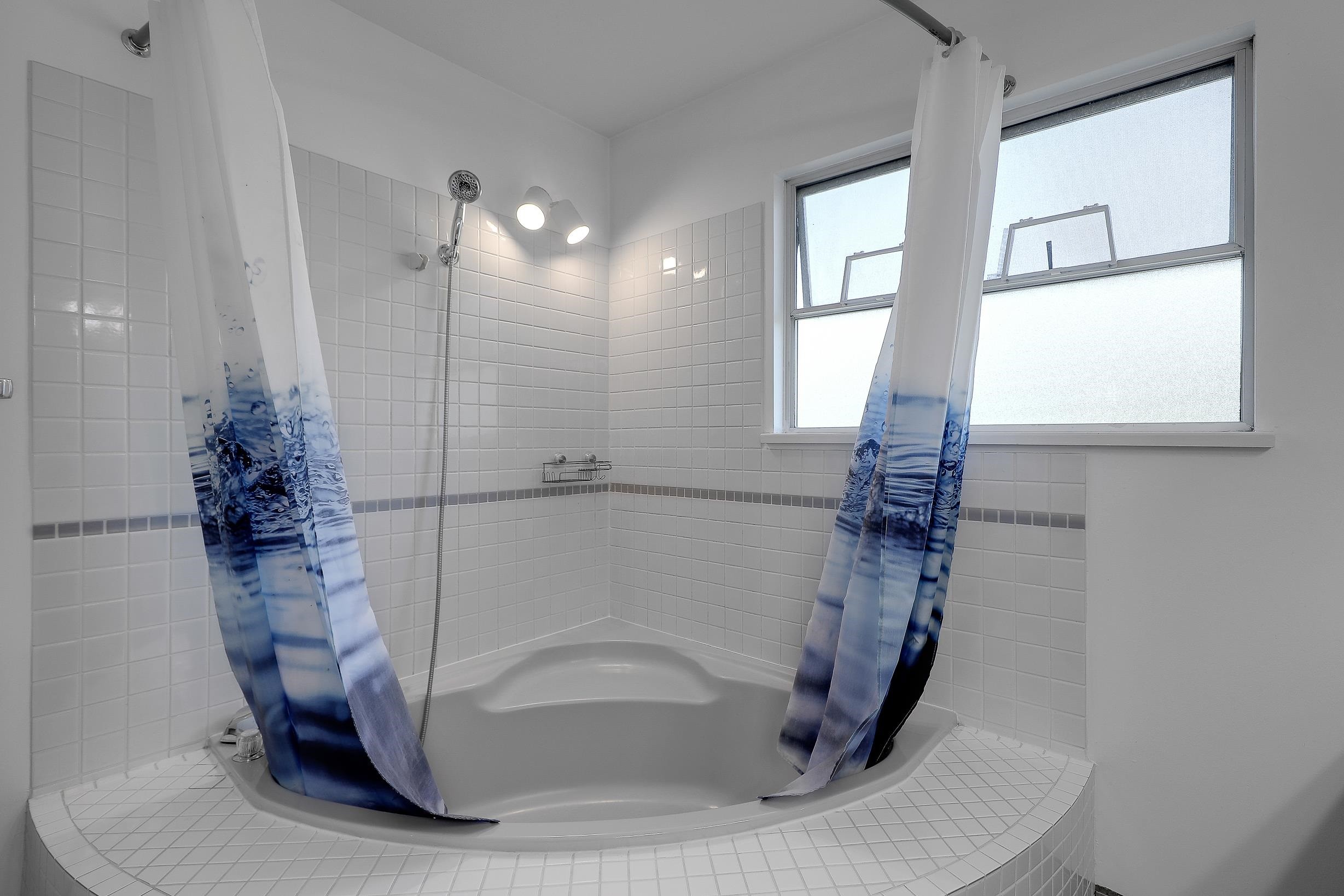 









8182


140b

Street,
Surrey,




BC
V3W 8X3

