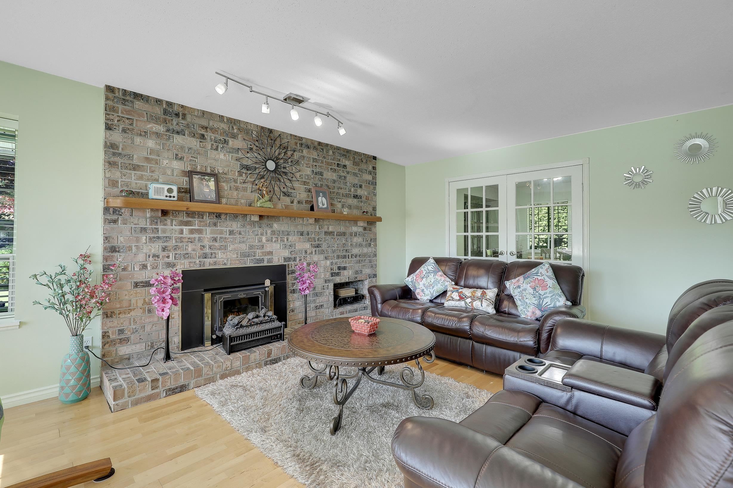 









8182


140b

Street,
Surrey,




BC
V3W 8X3

