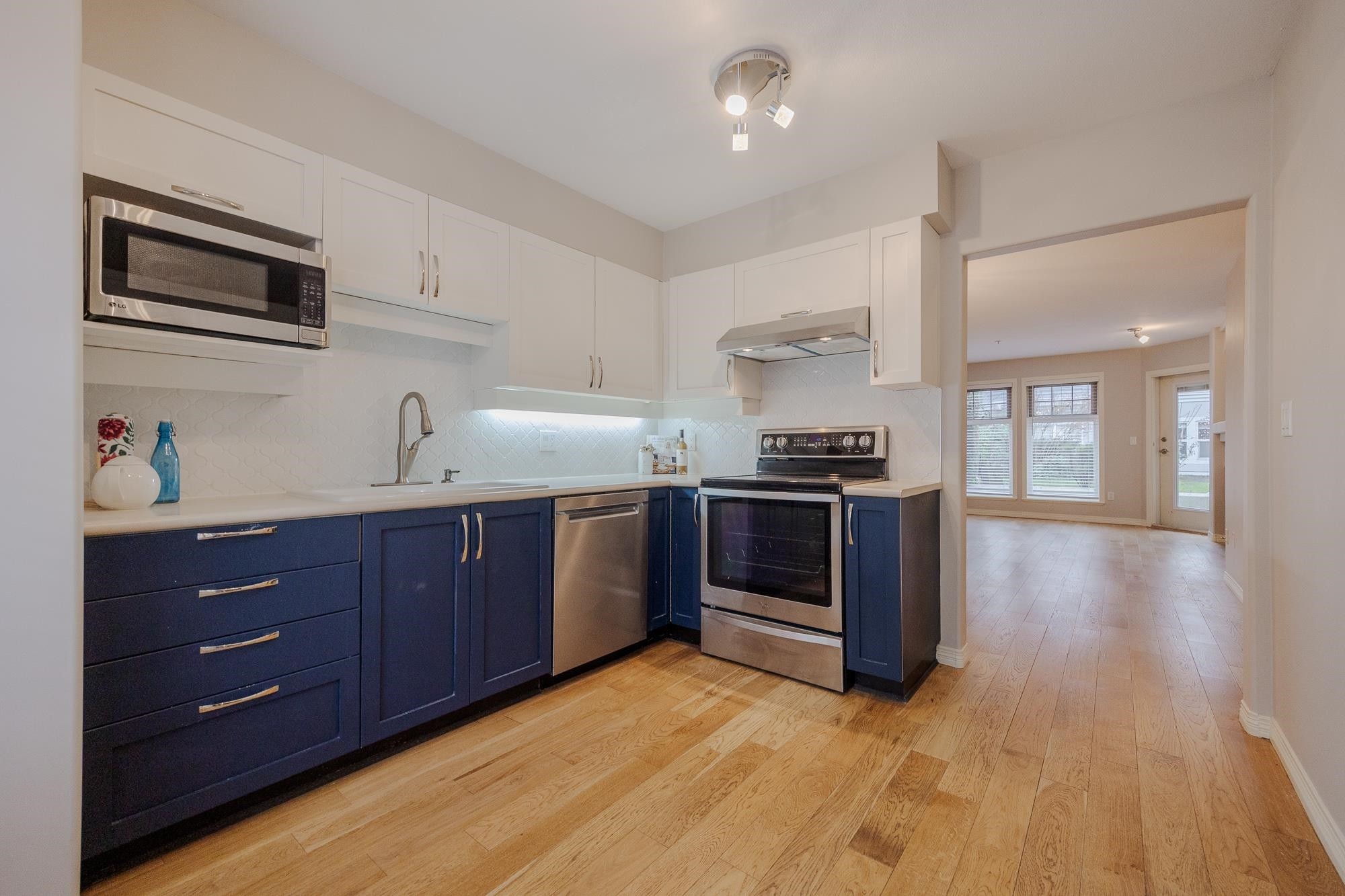 









15432


16a

Avenue, 16,
Surrey,




BC
V4A 1T3

