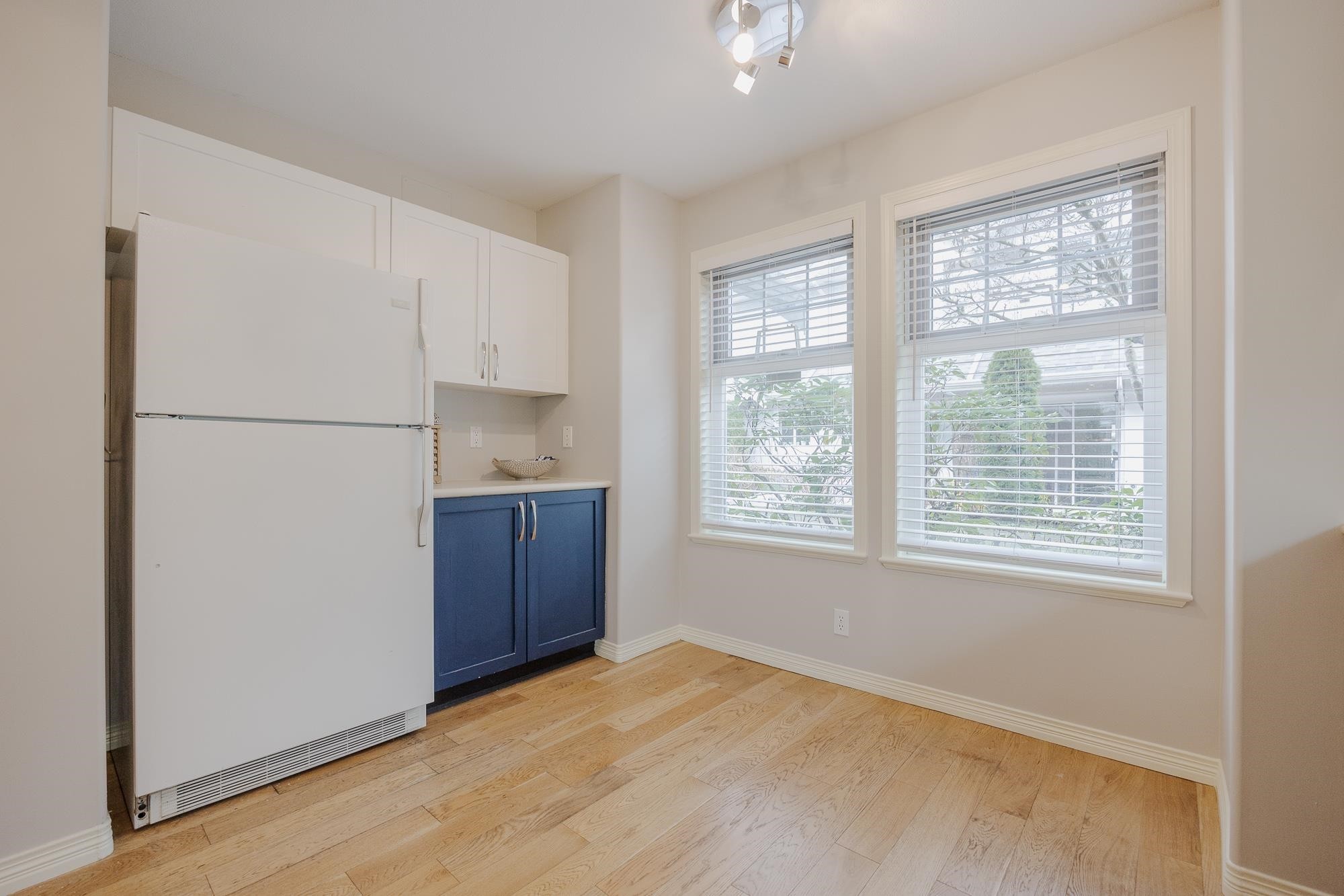 









15432


16a

Avenue, 16,
Surrey,




BC
V4A 1T3

