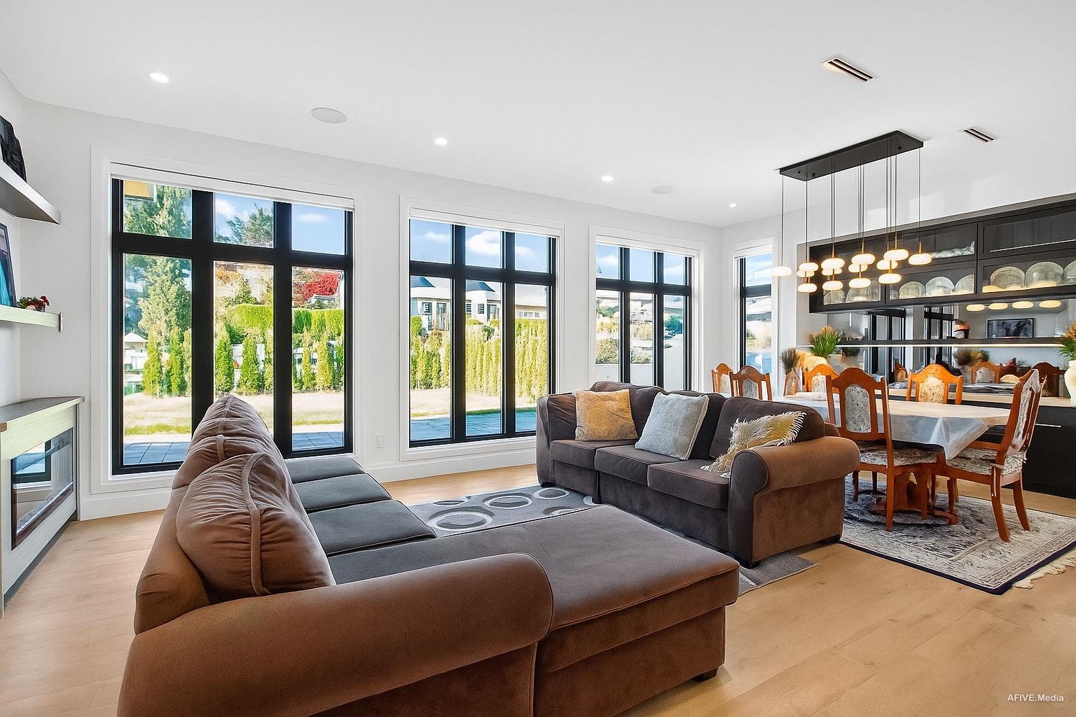 









9376


164

Street,
Surrey,




BC
V4N 3C8

