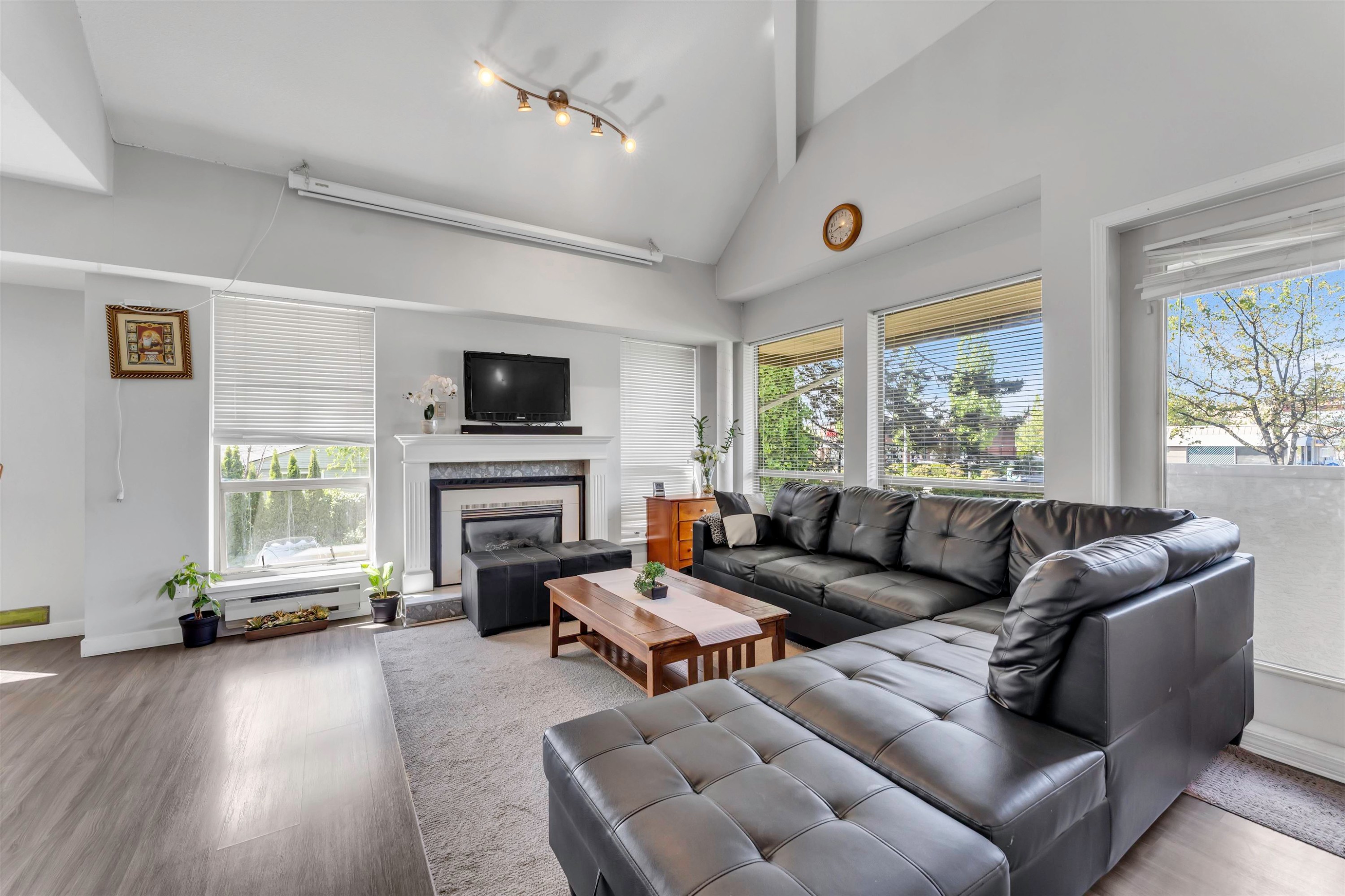 









12172


72

Avenue, 21,
Surrey,




BC
V3W 2L9

