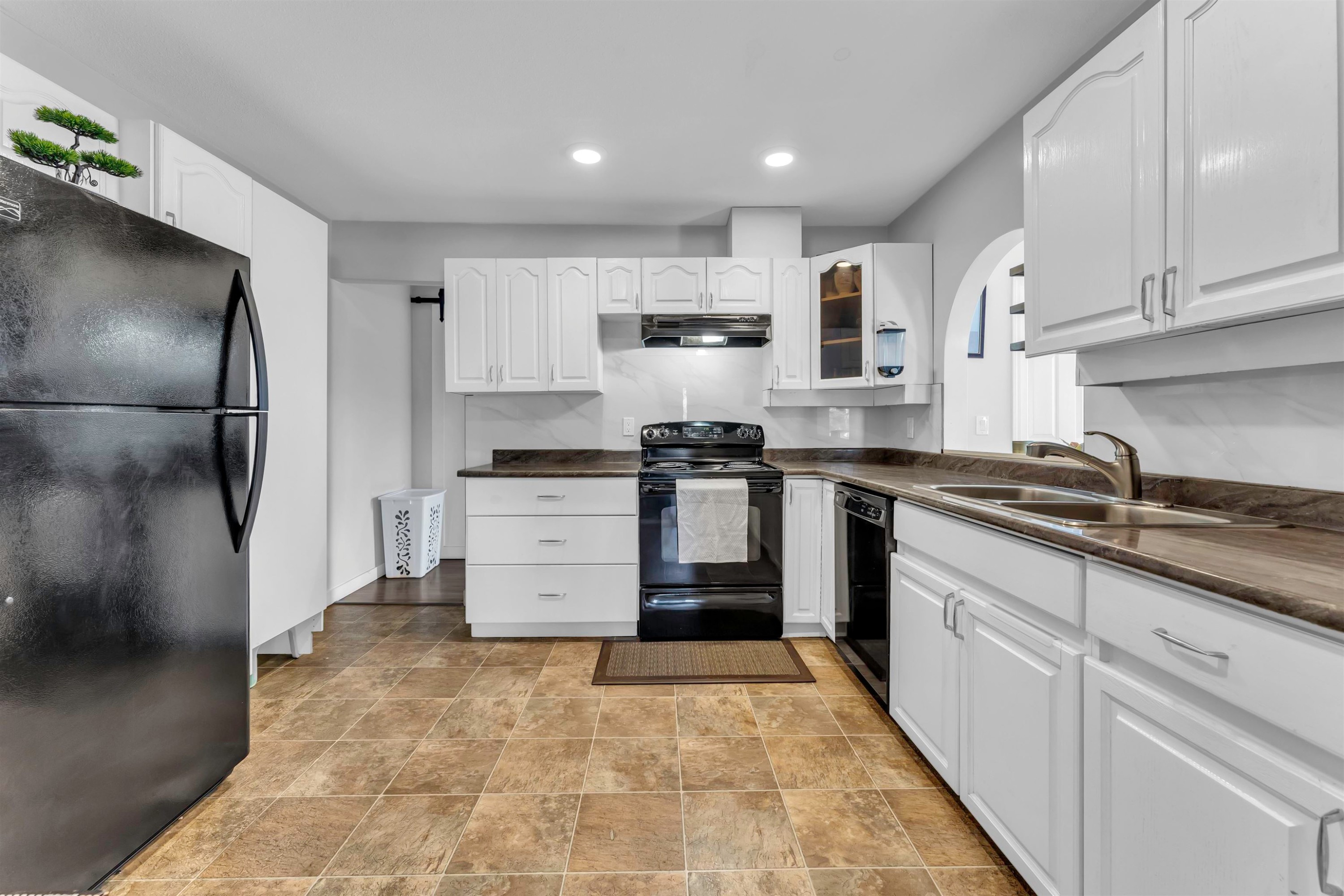 









12172


72

Avenue, 21,
Surrey,




BC
V3W 2L9

