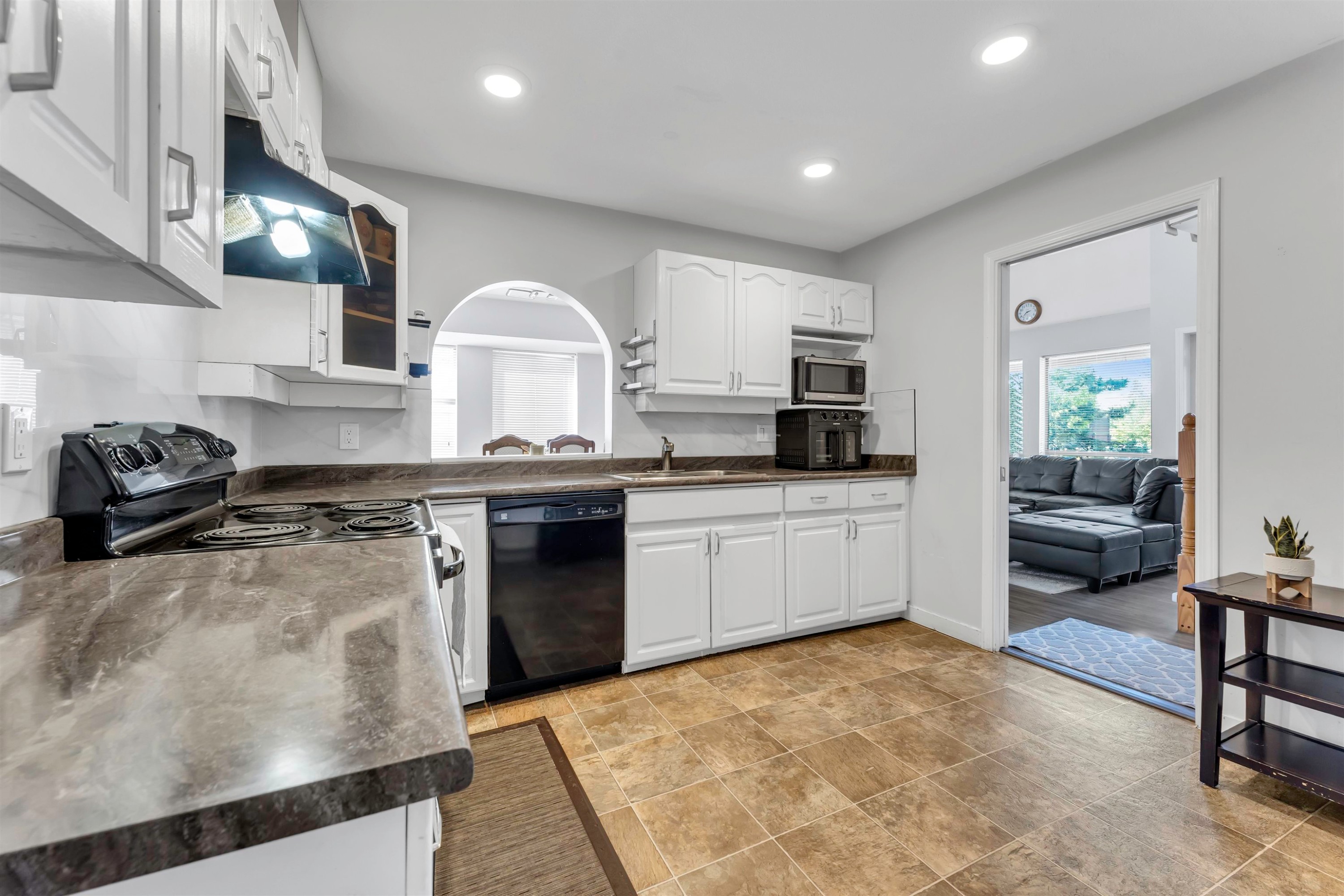 









12172


72

Avenue, 21,
Surrey,




BC
V3W 2L9

