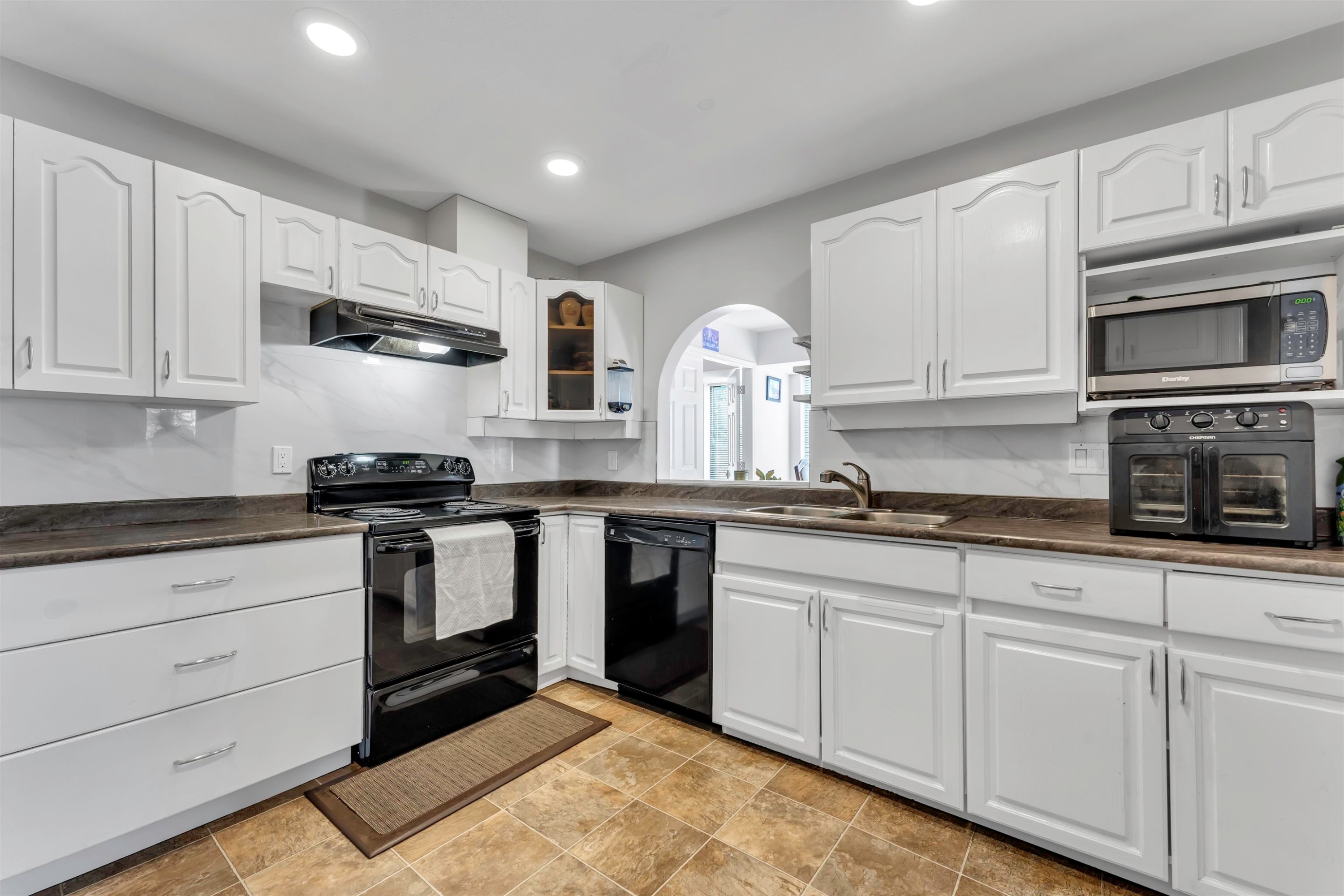 









12172


72

Avenue, 21,
Surrey,




BC
V3W 2L9

