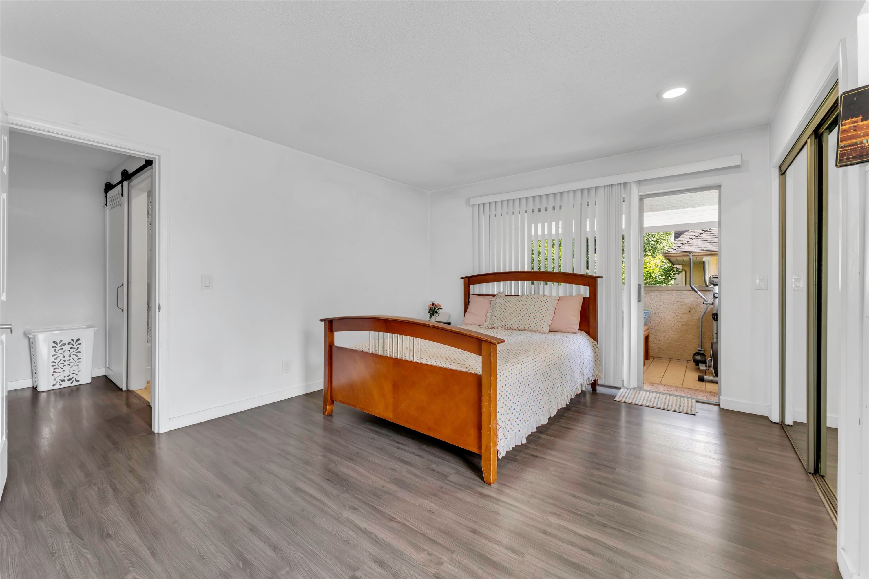 









12172


72

Avenue, 21,
Surrey,




BC
V3W 2L9

