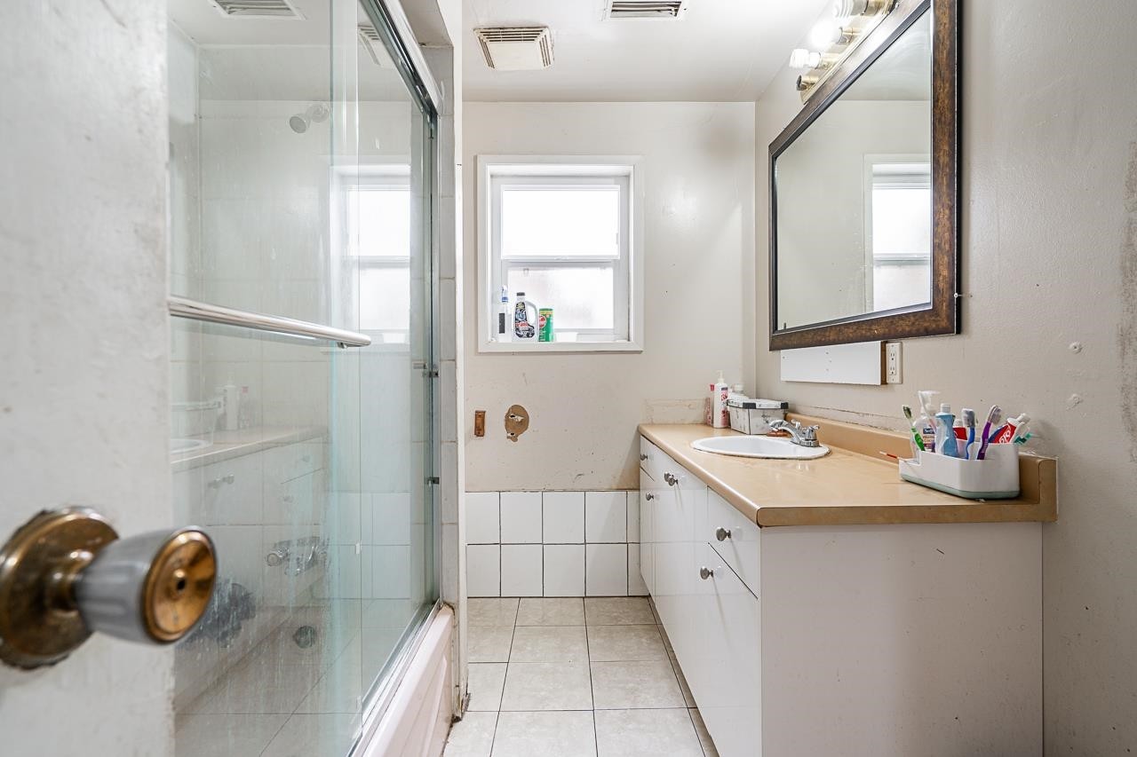 









10040


128

Street,
Surrey,




BC
V5N 5K7

