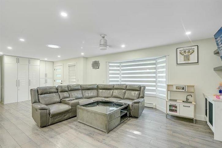 









7794


141b

Street,
Surrey,




BC
V3W 6J7

