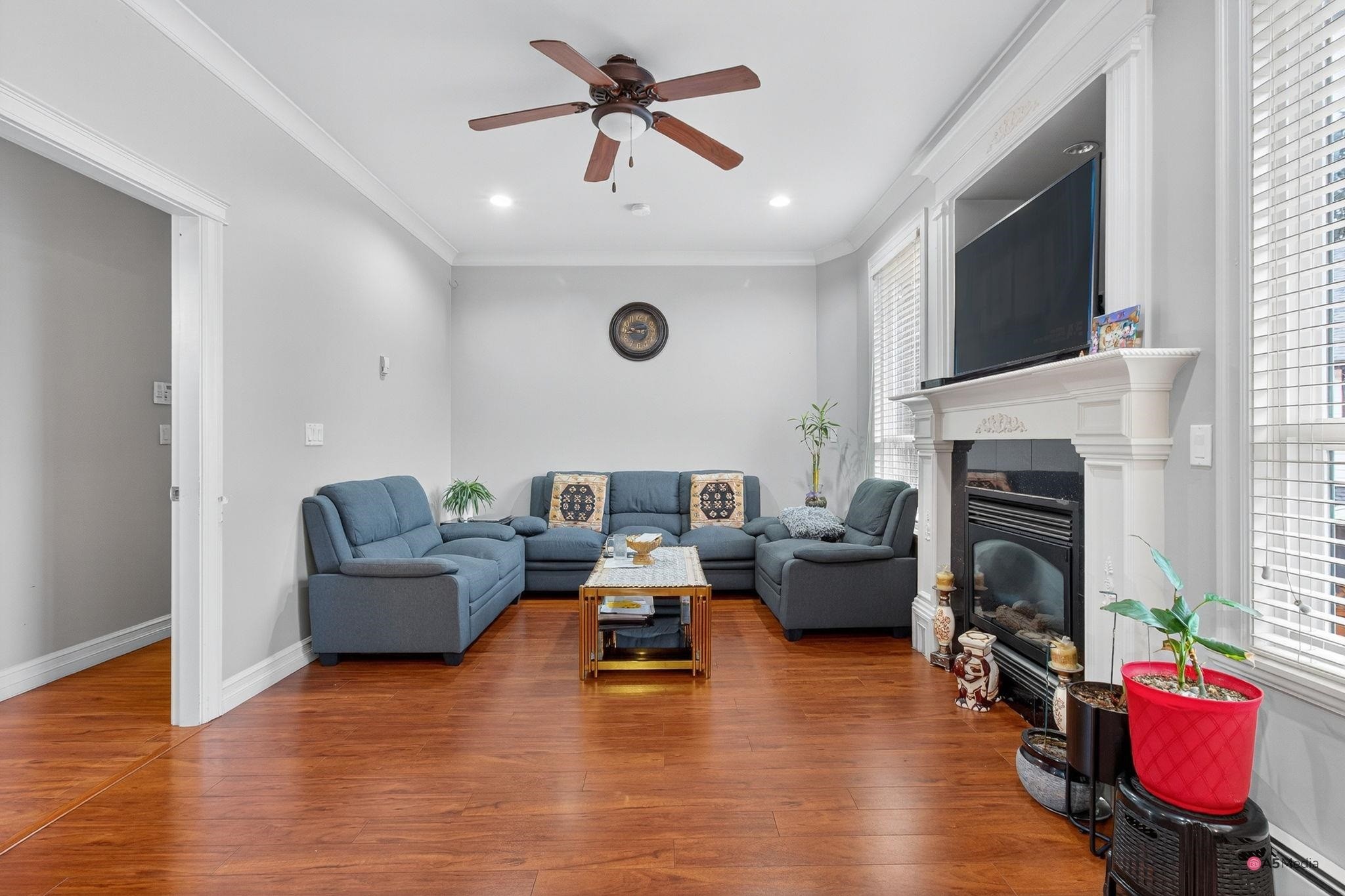 









6418


137a

Street,
Surrey,




BC
V3W 1S6

