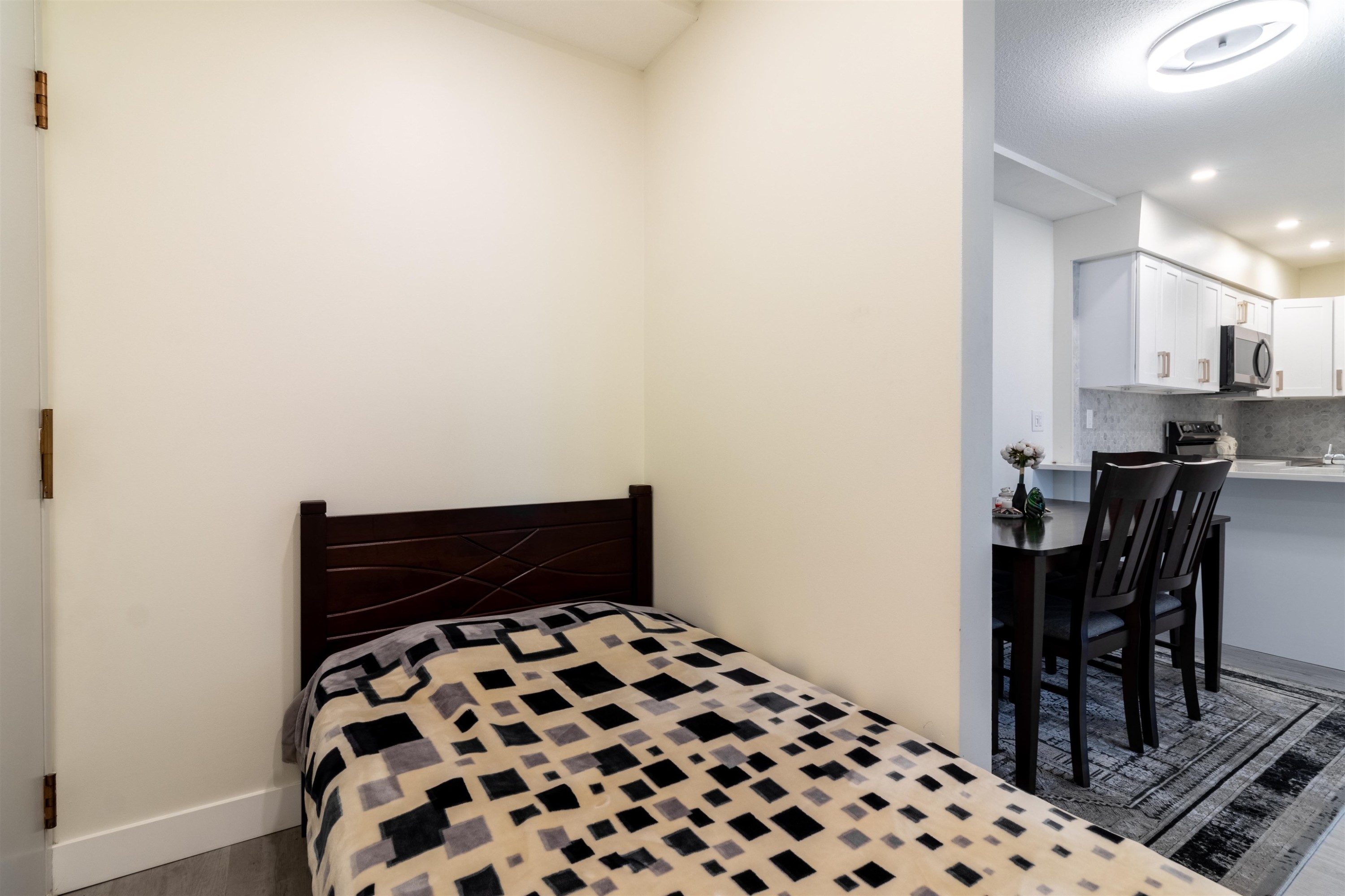 









7115


134

Street, 12,
Surrey,




BC
V3W 4T1

