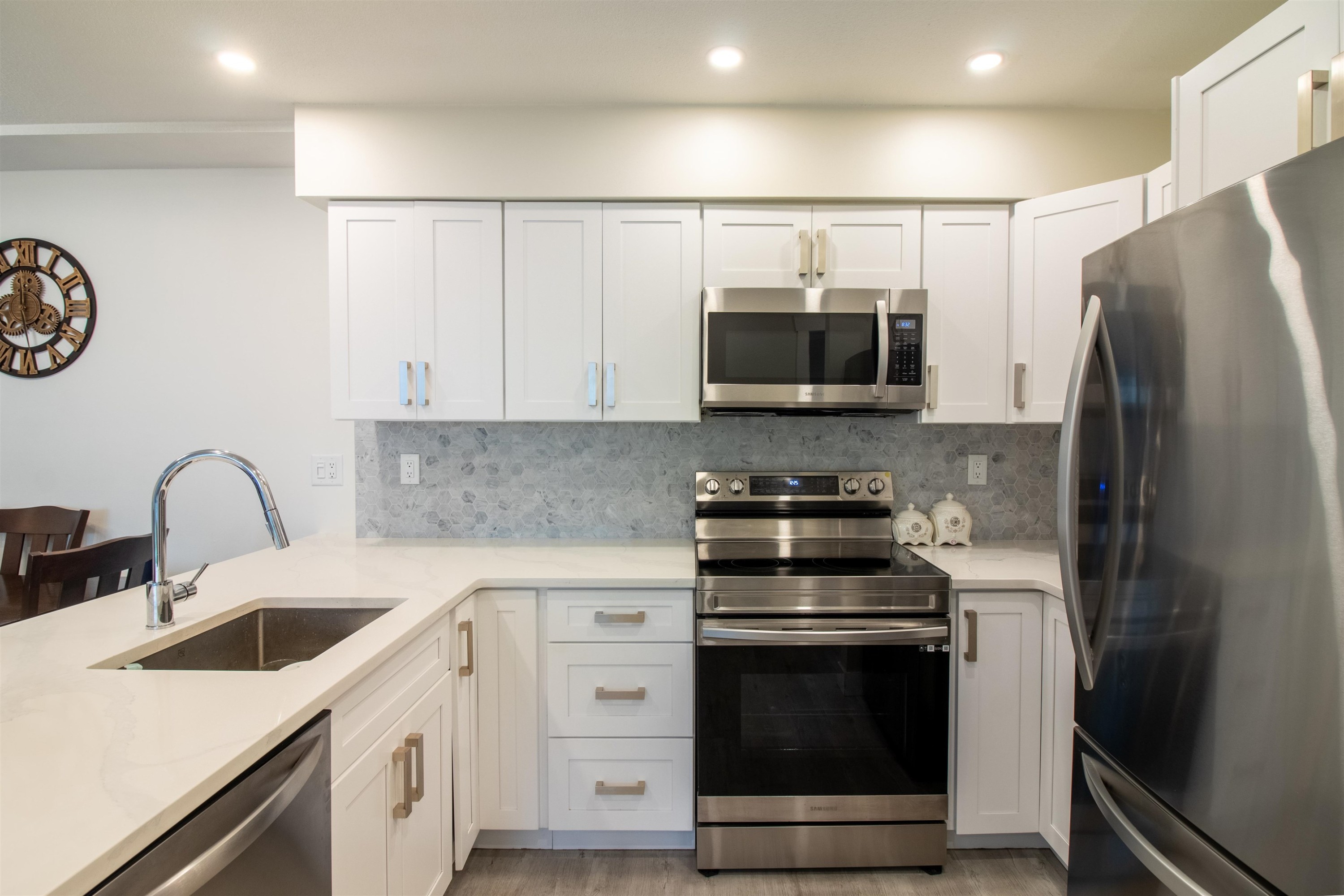 









7115


134

Street, 12,
Surrey,




BC
V3W 4T1

