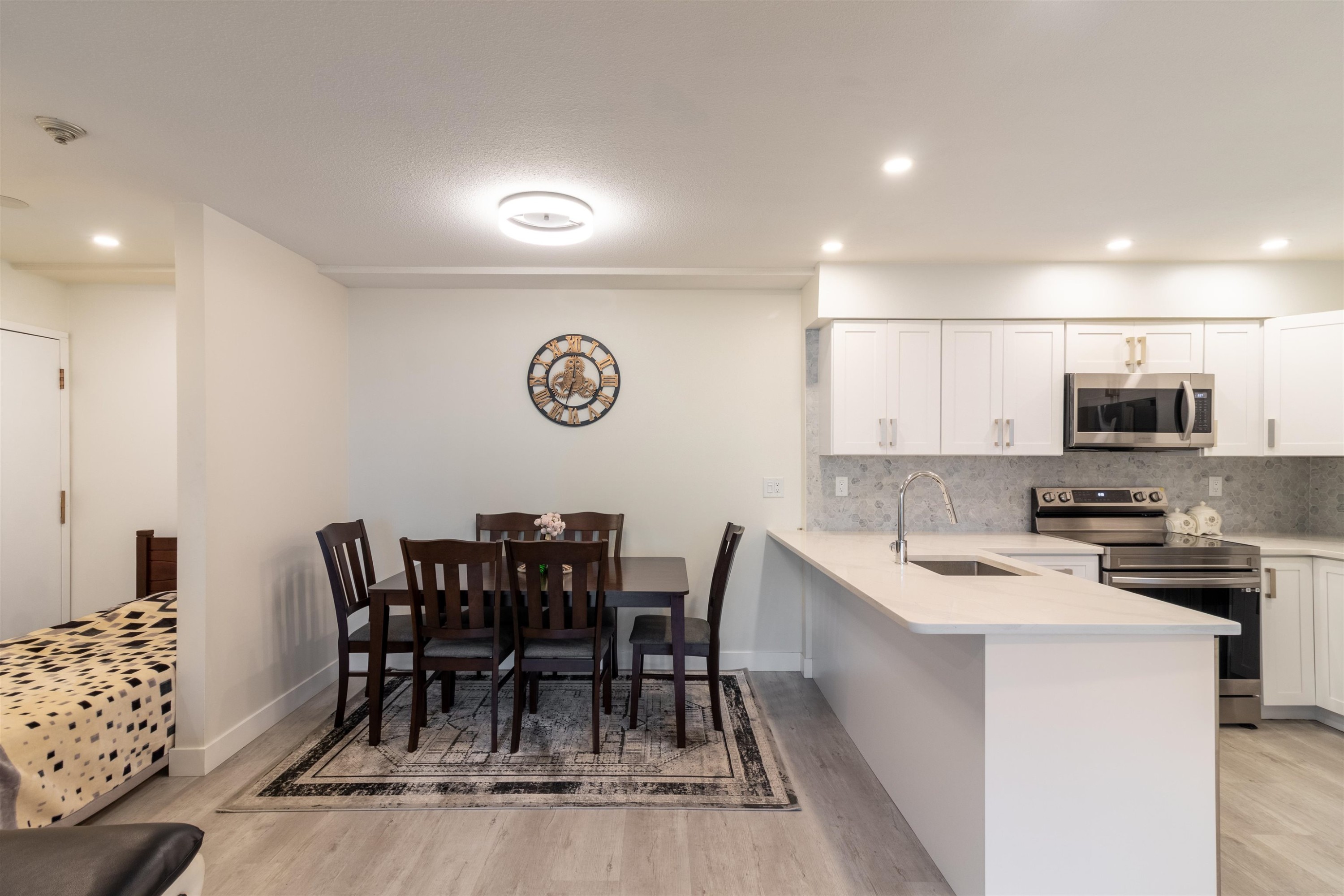 









7115


134

Street, 12,
Surrey,




BC
V3W 4T1

