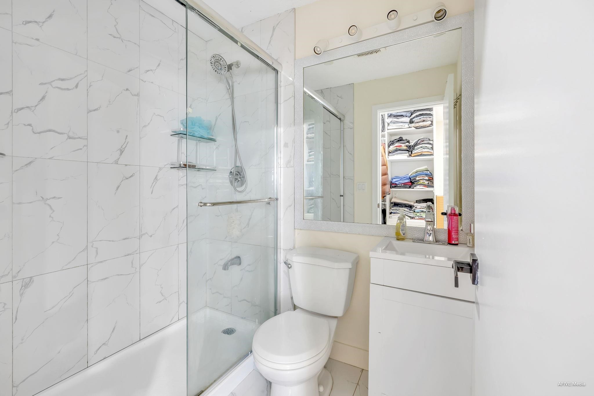 









9955


140

Street, 56,
Surrey,




BC
V3T 4M4

