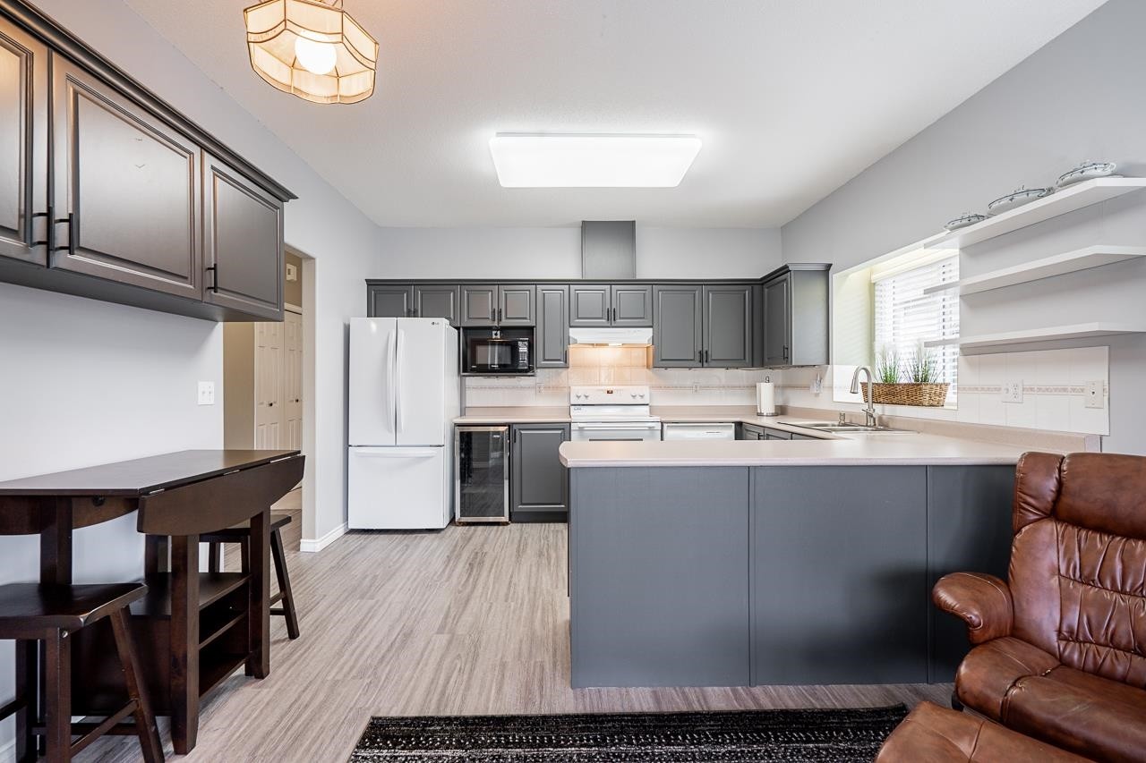 









18939


65

Avenue, 30,
Surrey,




BC
V3S 8Y2

