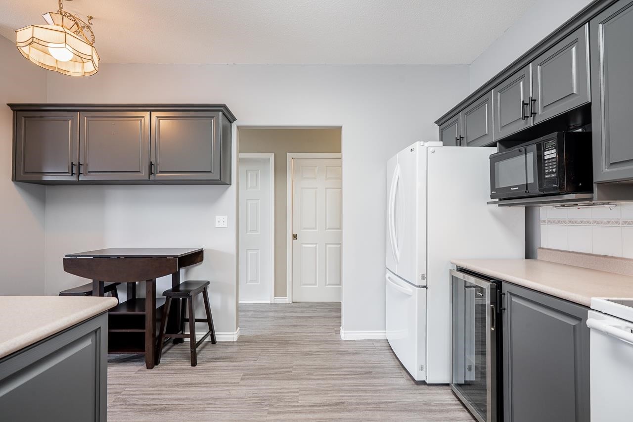 









18939


65

Avenue, 30,
Surrey,




BC
V3S 8Y2

