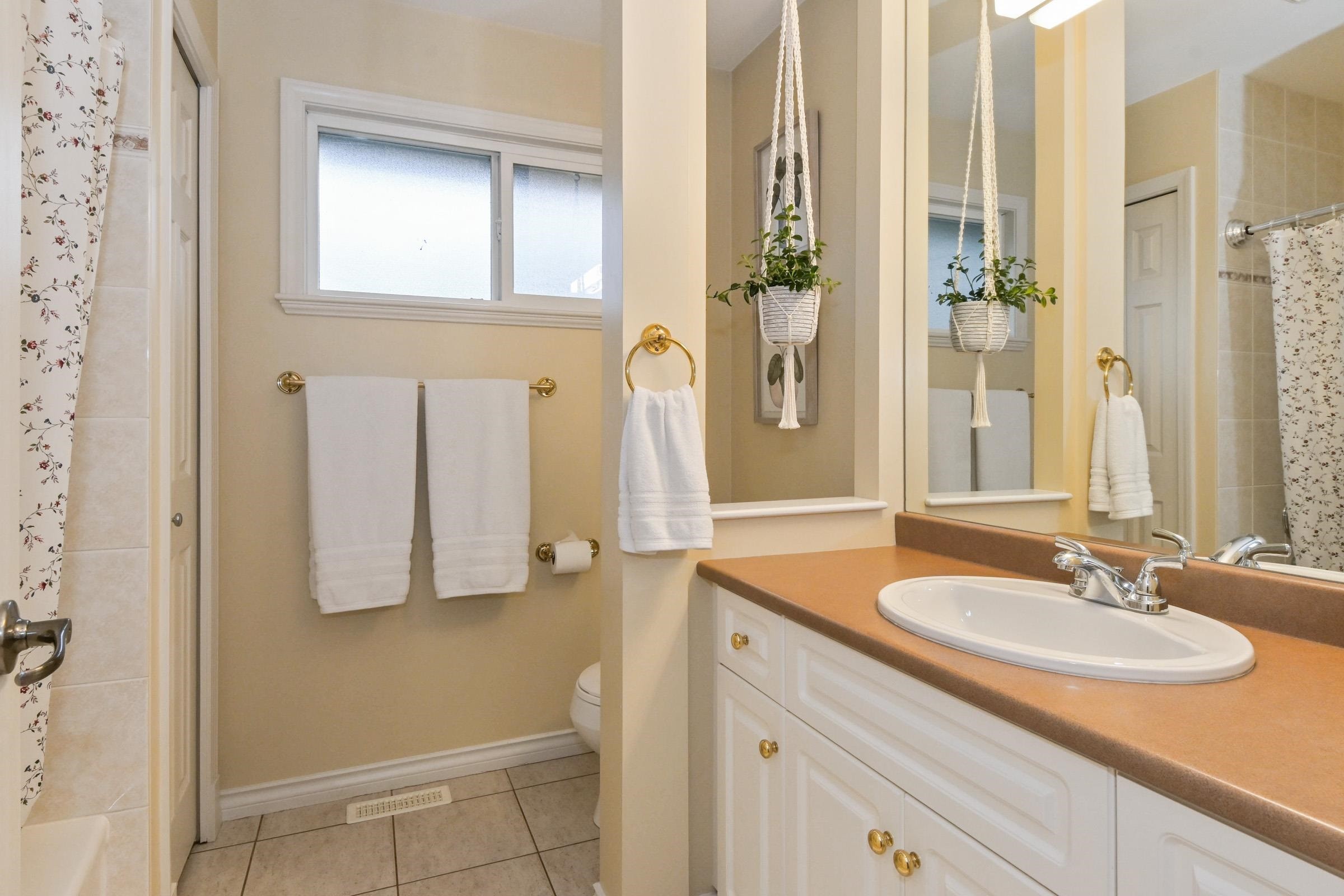 









15560


36b

Avenue,
Surrey,




BC
V3Z 0H1

