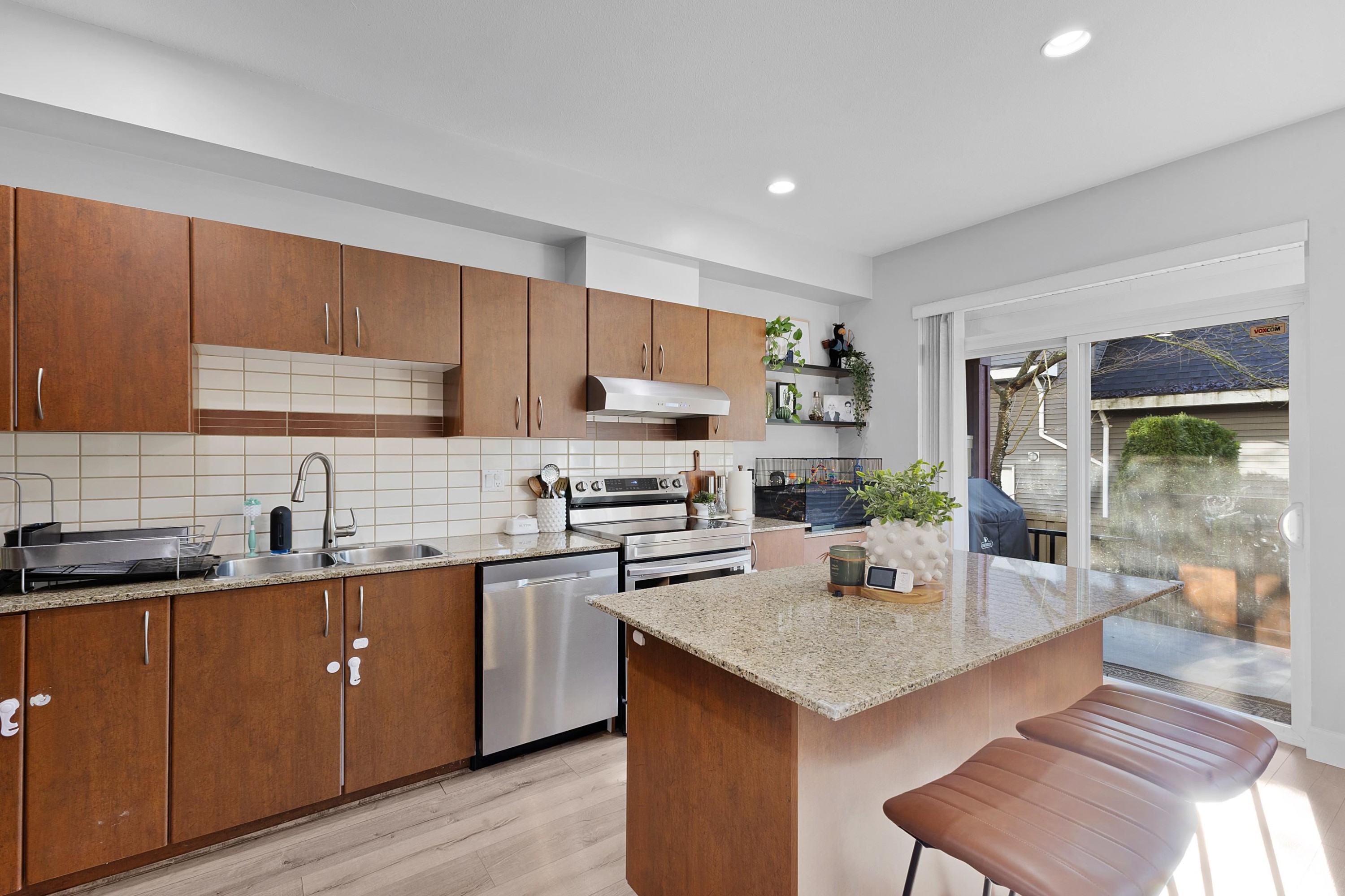 









16772


61

Avenue, 17,
Surrey,




BC
V3S 4P2

