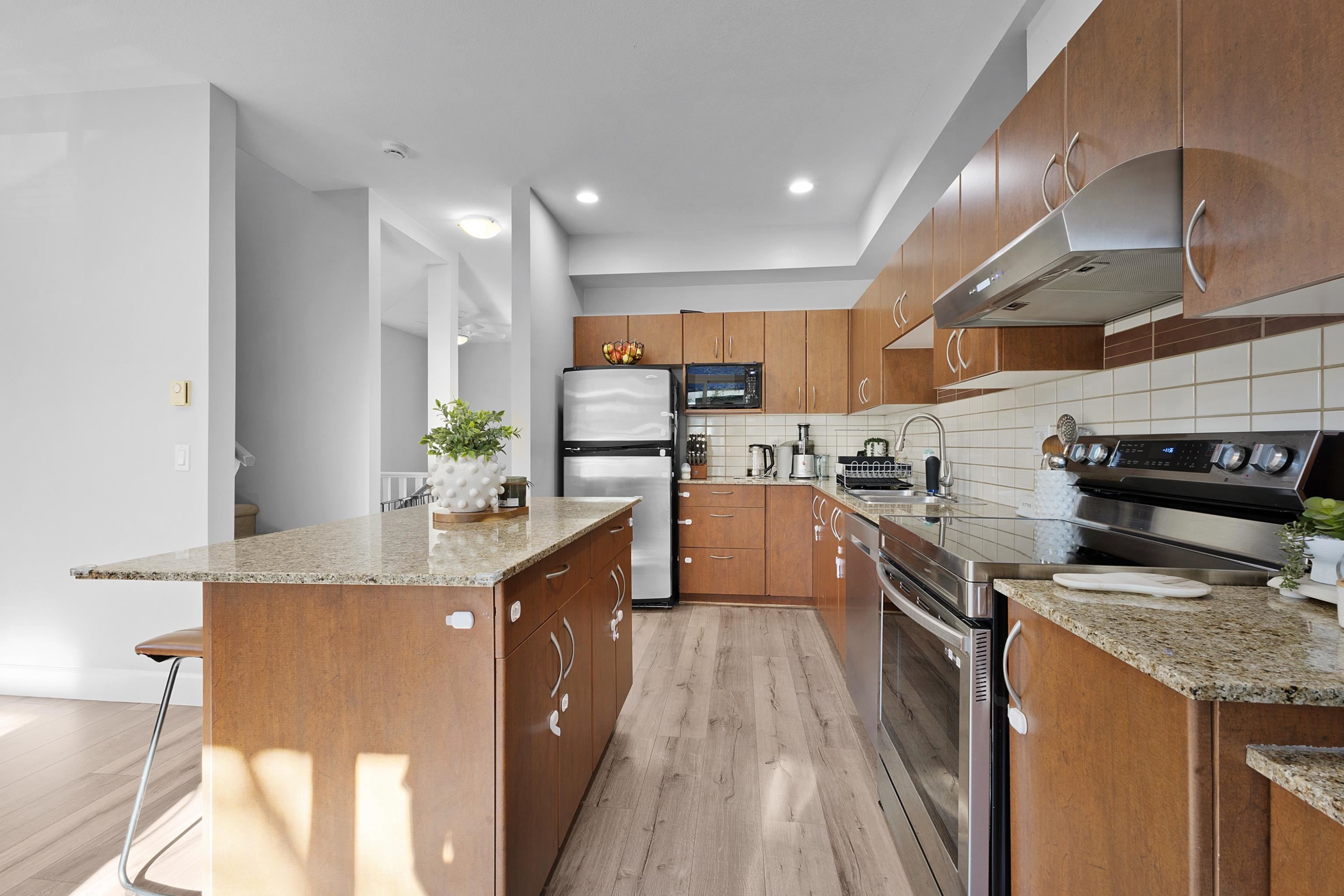 









16772


61

Avenue, 17,
Surrey,




BC
V3S 4P2

