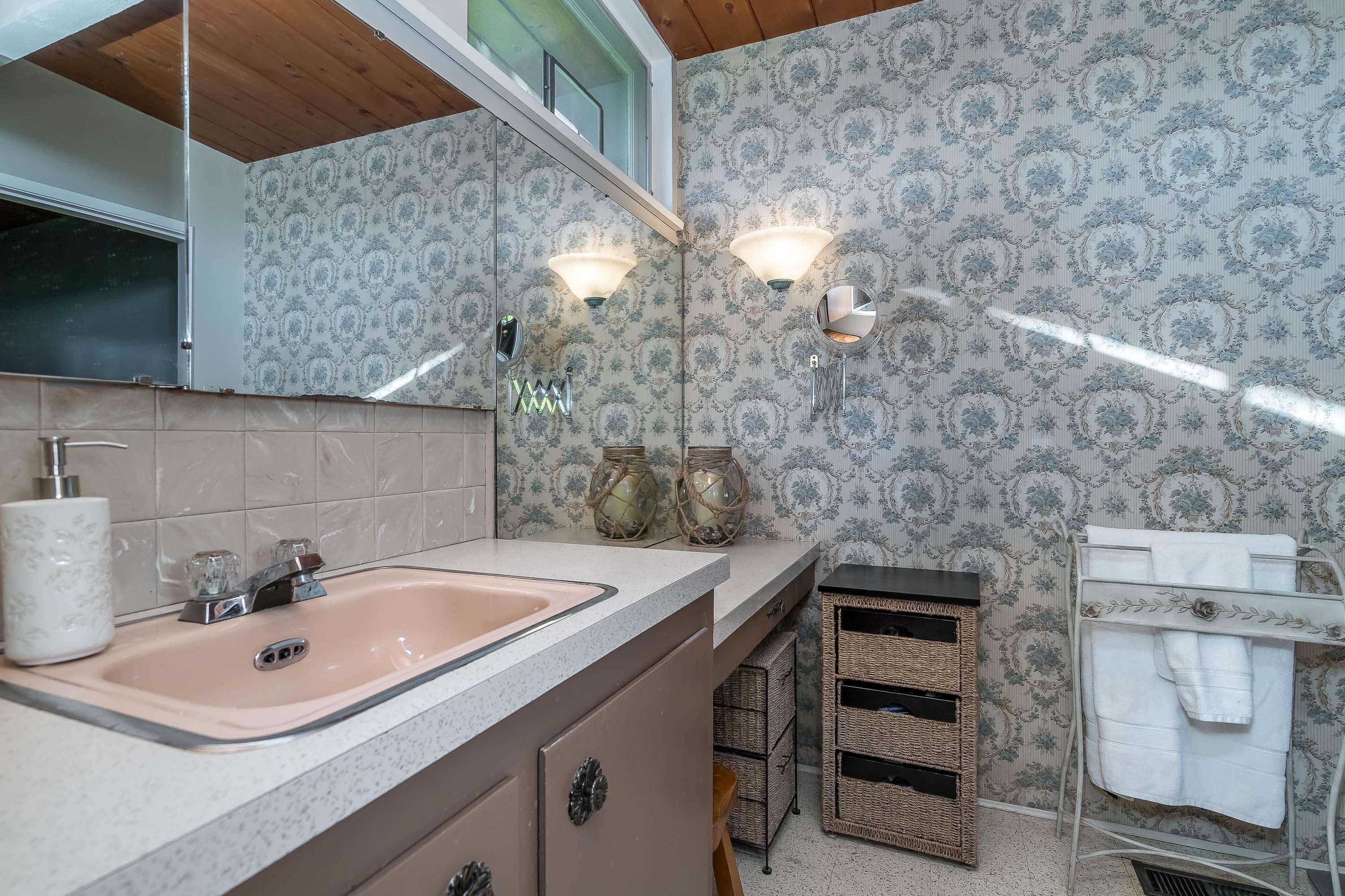 









6572


Kempson

Crescent,
Delta,




BC
V4E 1R5

