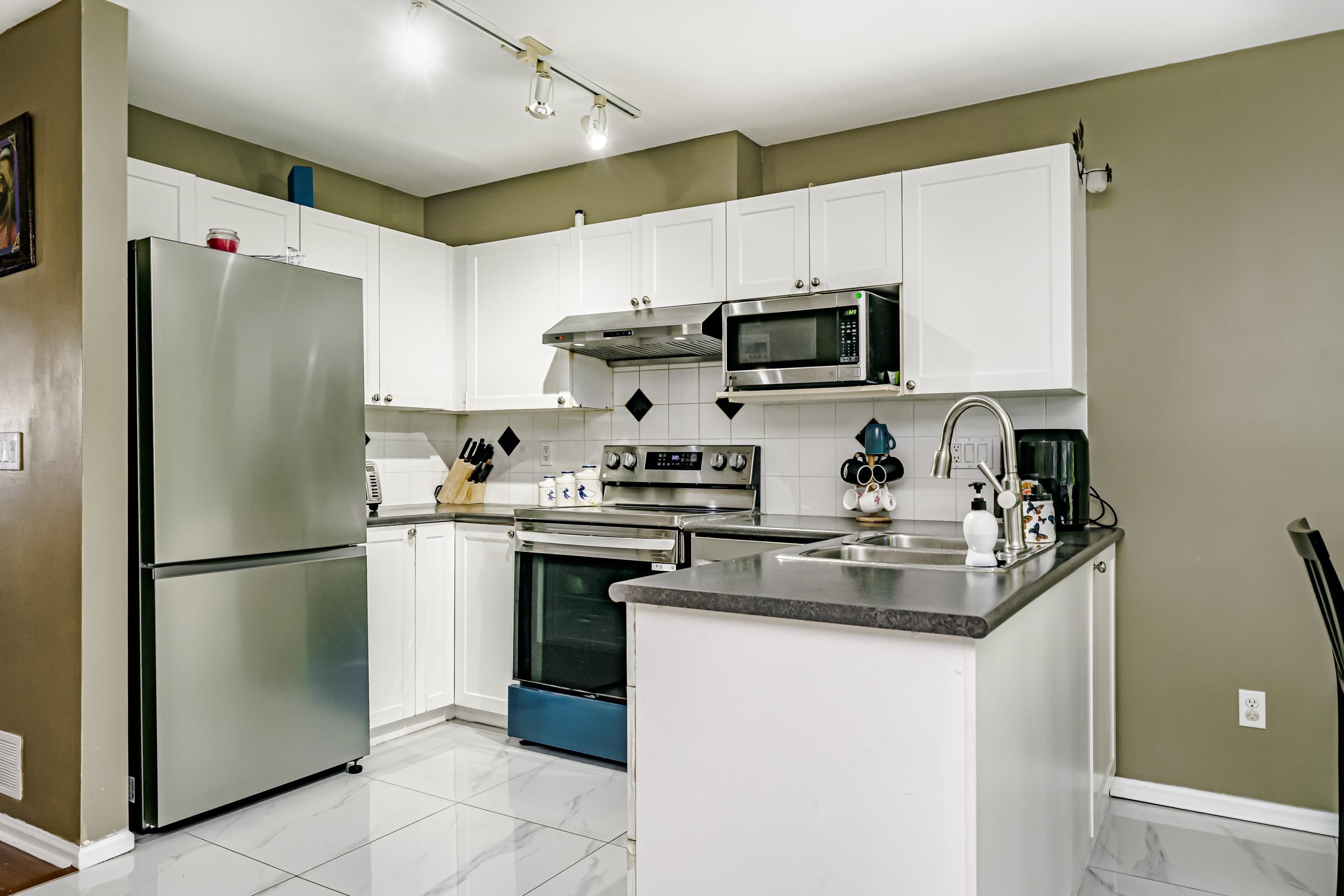 









12110


75a

Avenue, 80,
Surrey,




BC
V3W 1M1

