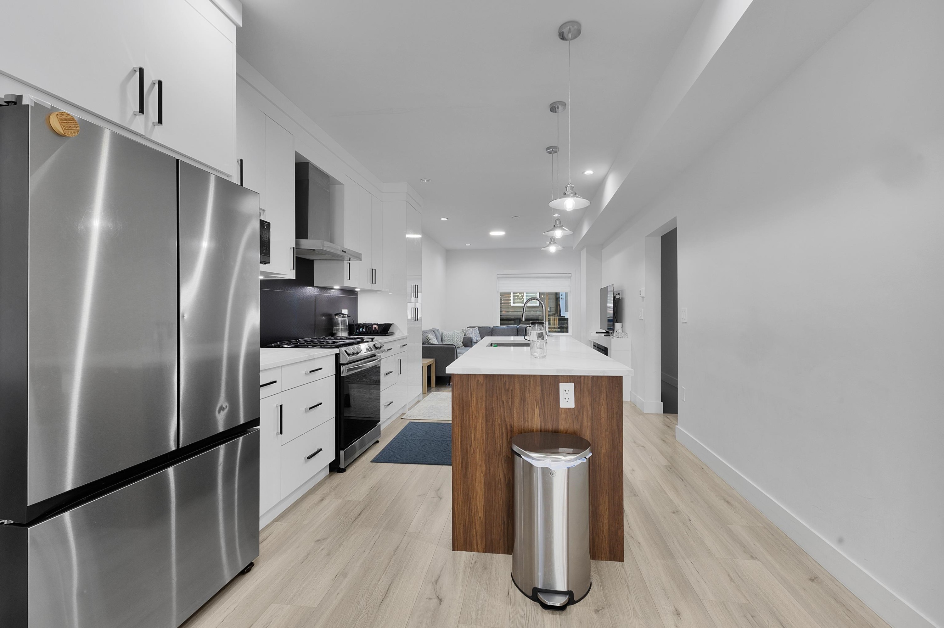 









9652


162a

Street, 15,
Surrey,




BC
V4N 2E4

