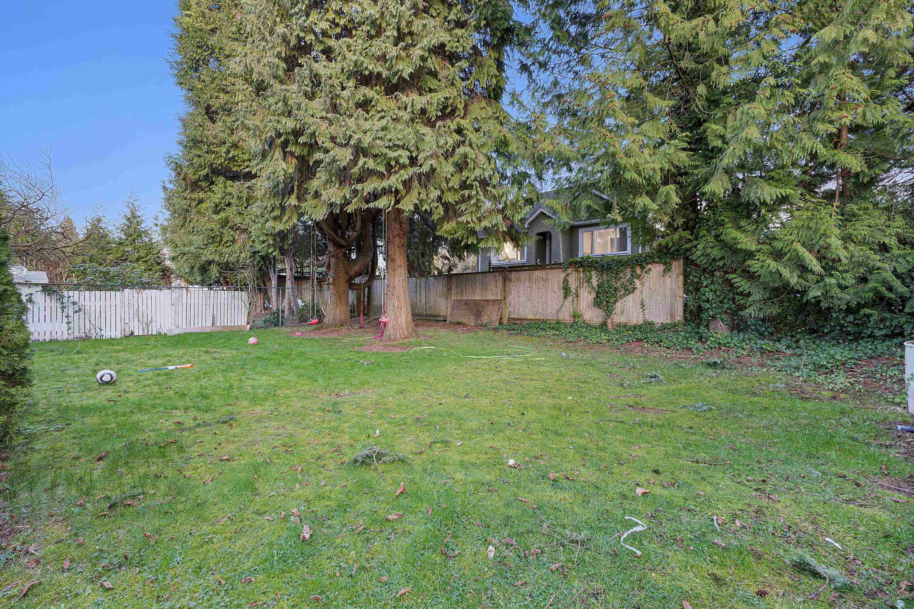 









13786


Grosvenor

Road,
Surrey,




BC
V3R 5E7


