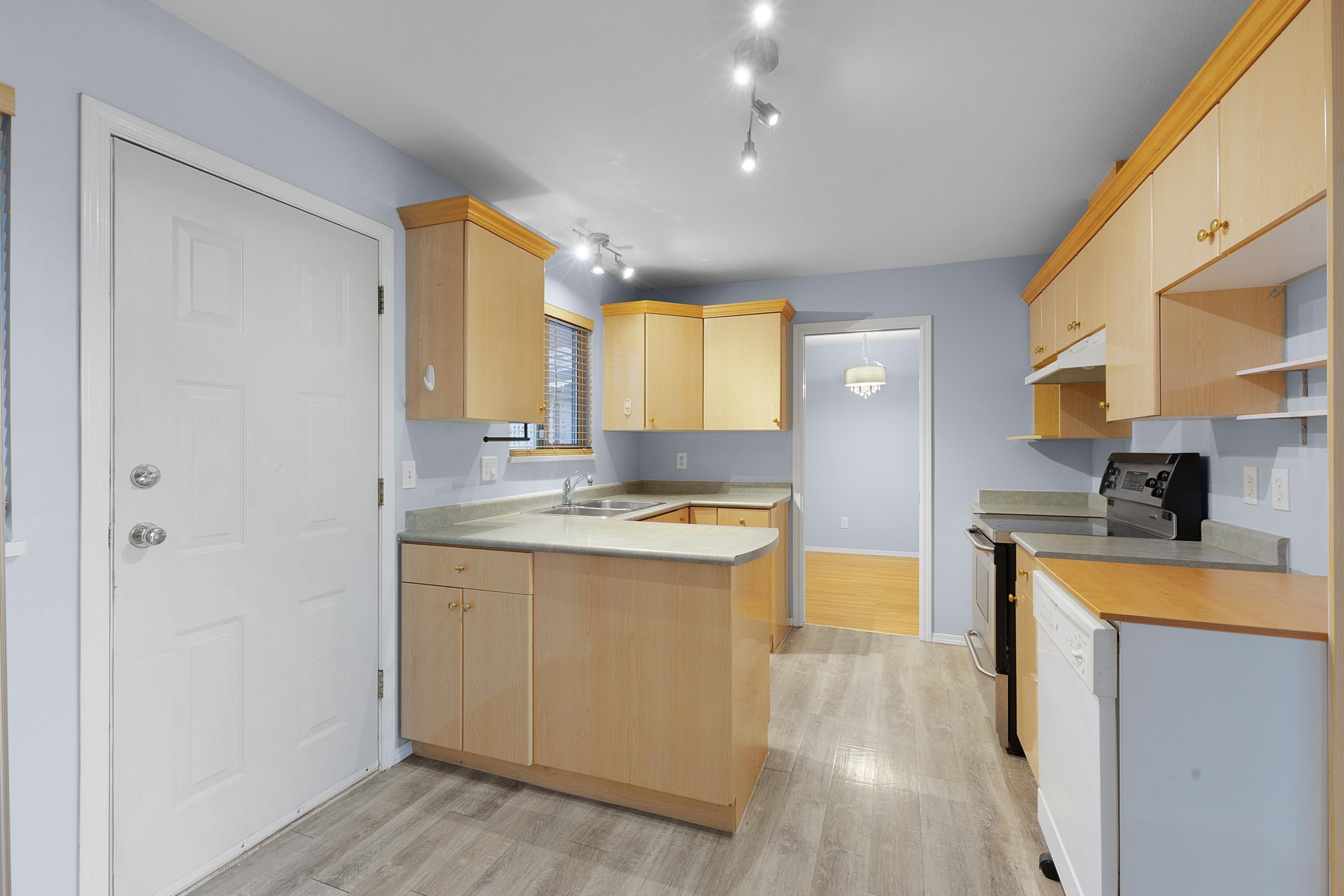 









13786


Grosvenor

Road,
Surrey,




BC
V3R 5E7

