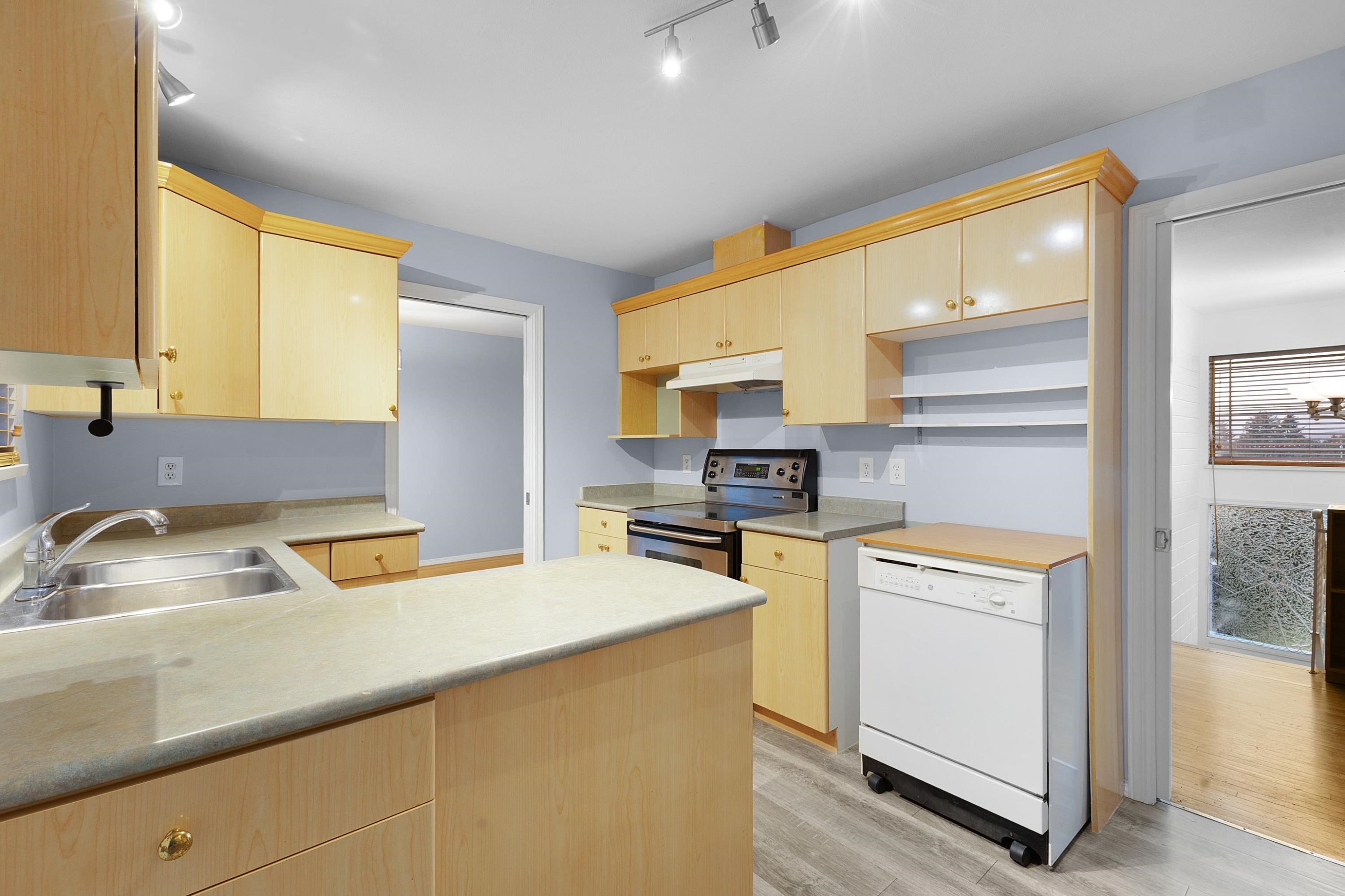 









13786


Grosvenor

Road,
Surrey,




BC
V3R 5E7

