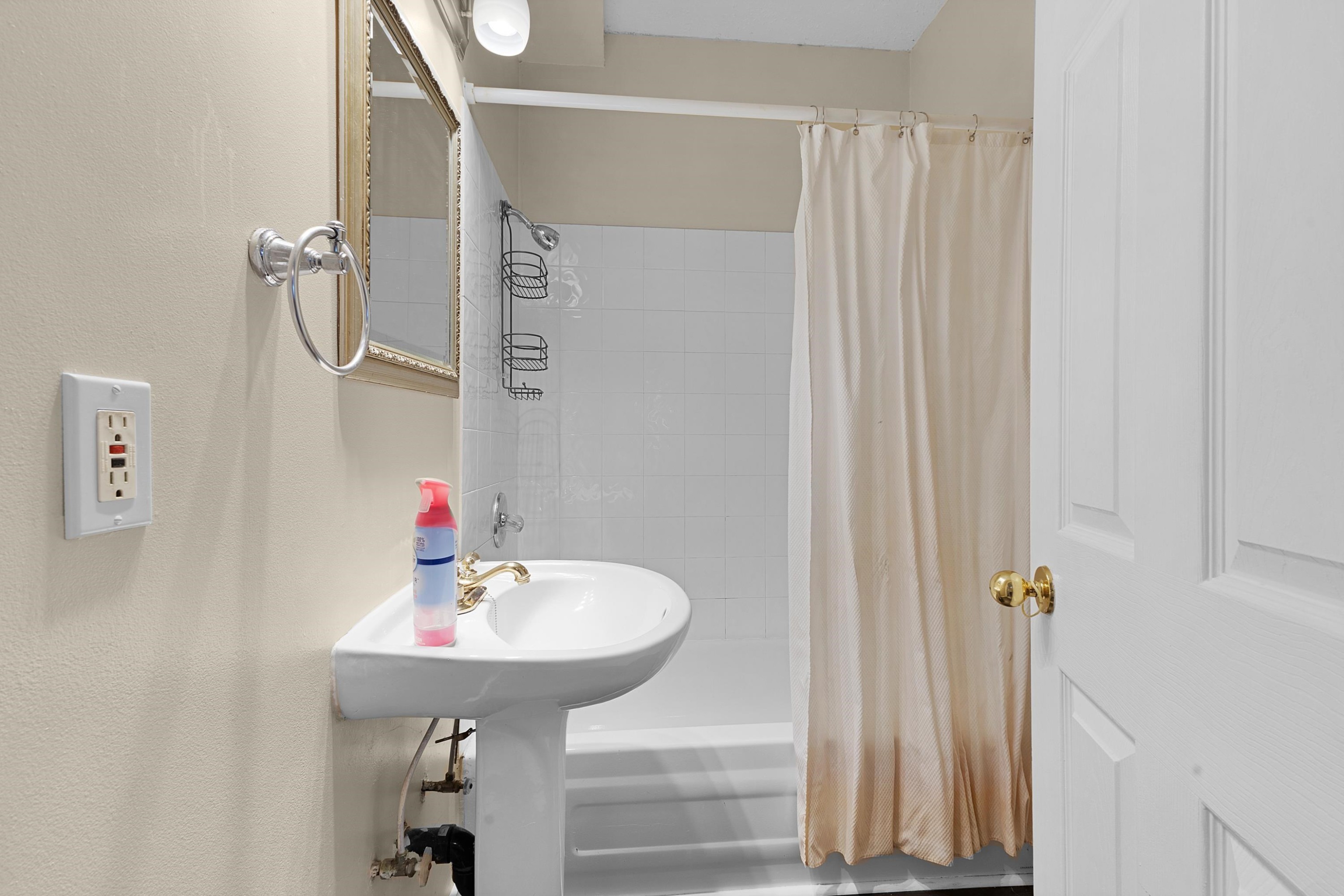 









13385


60

Avenue,
Surrey,




BC
V3X 2M1

