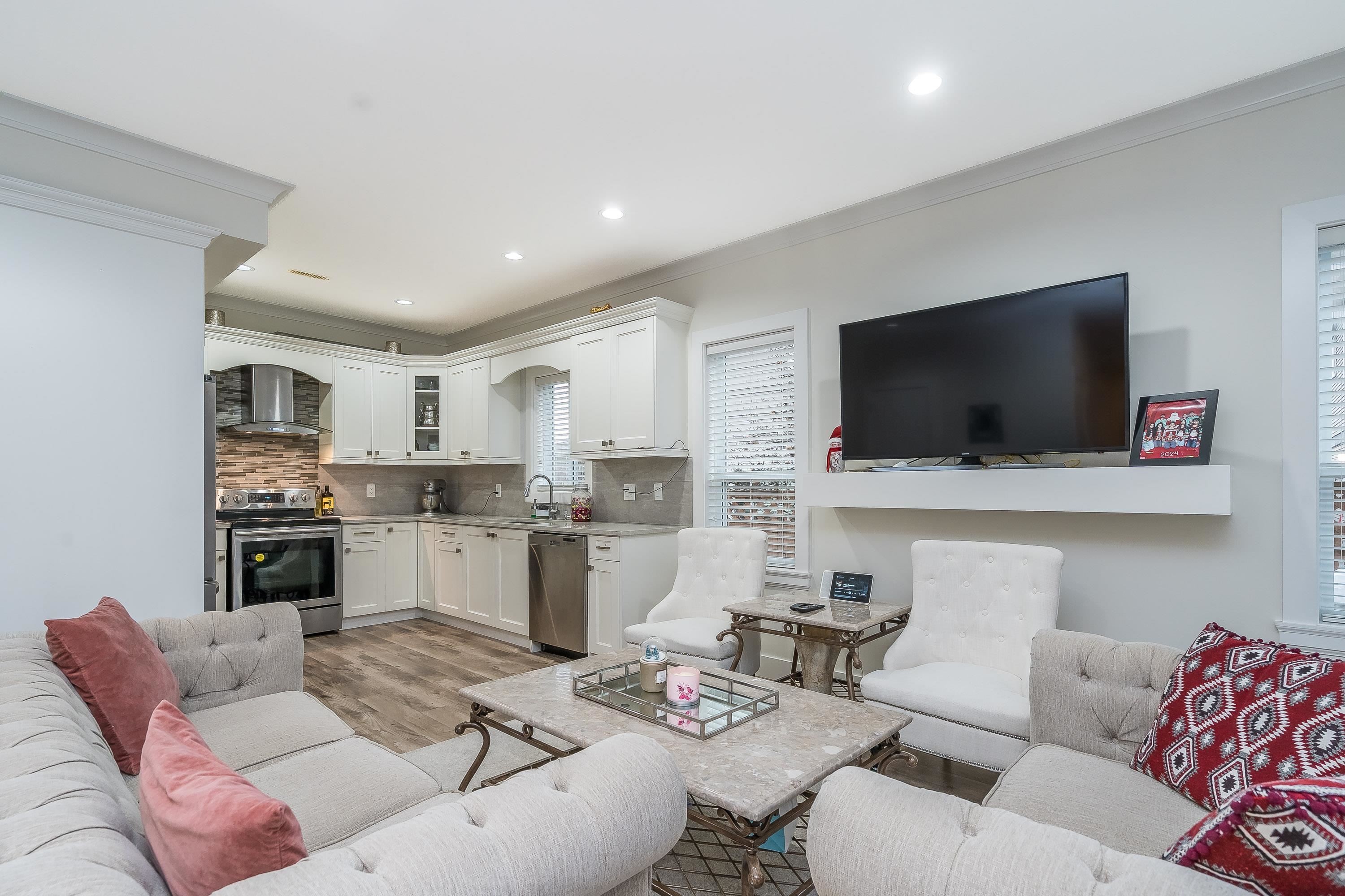









32565


Salsbury

Avenue,
Mission,




BC
V4S 1M3

